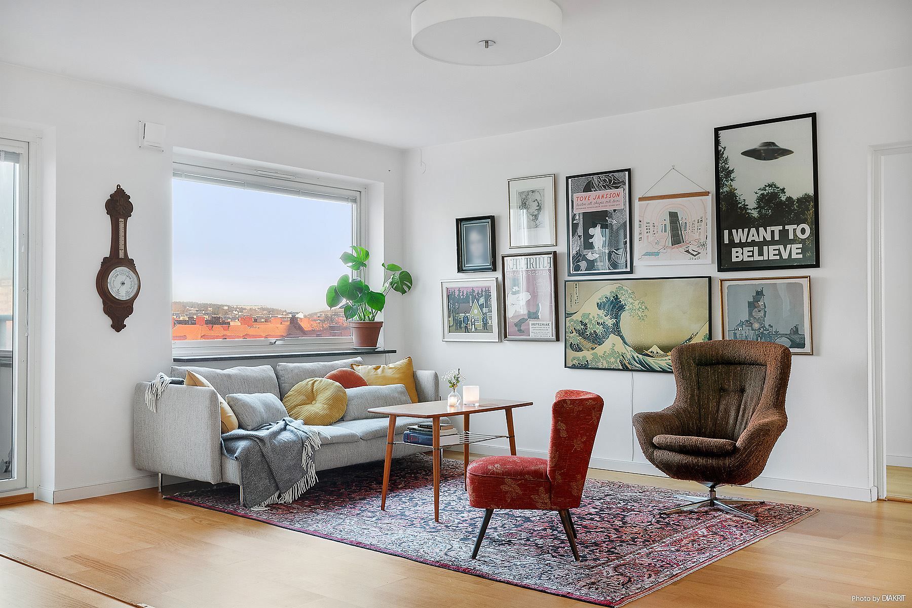 Stort vardagsrum med mycket ljus och plats för soffa och rejält matbord