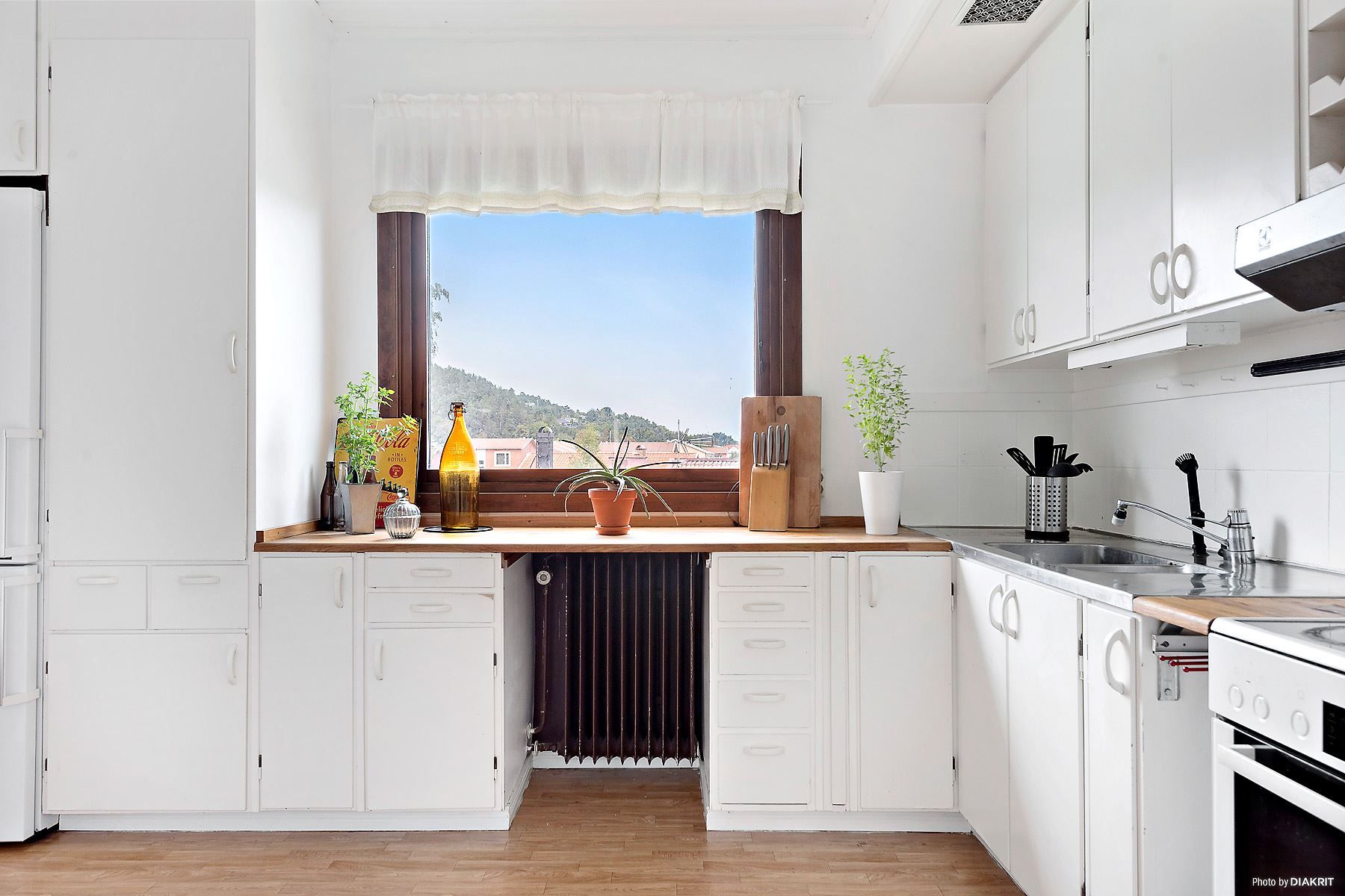 Ljust kök med plats för matbord