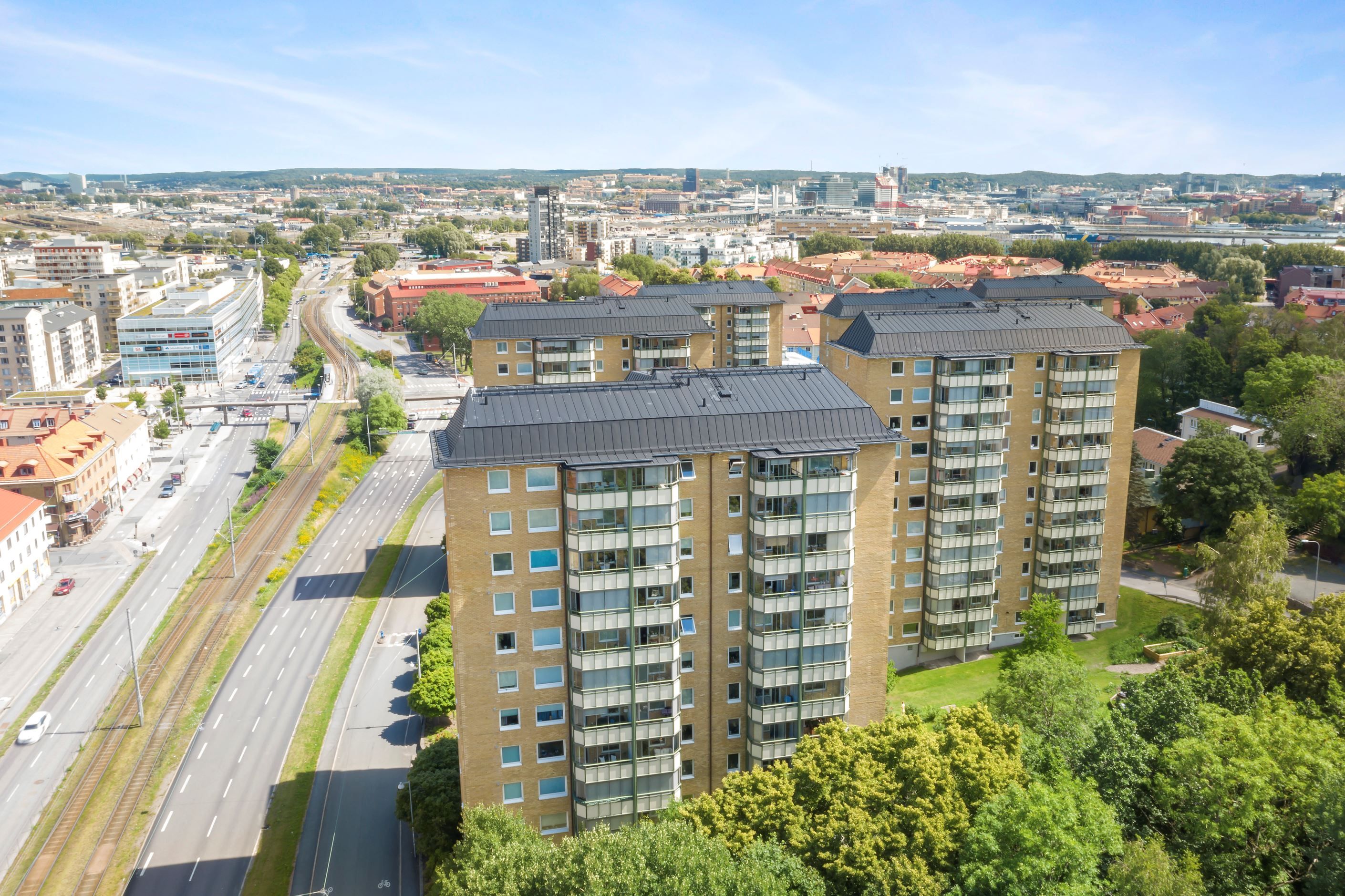 Högst upp i huset på vån 11 hittar ni denna fina 4:a!