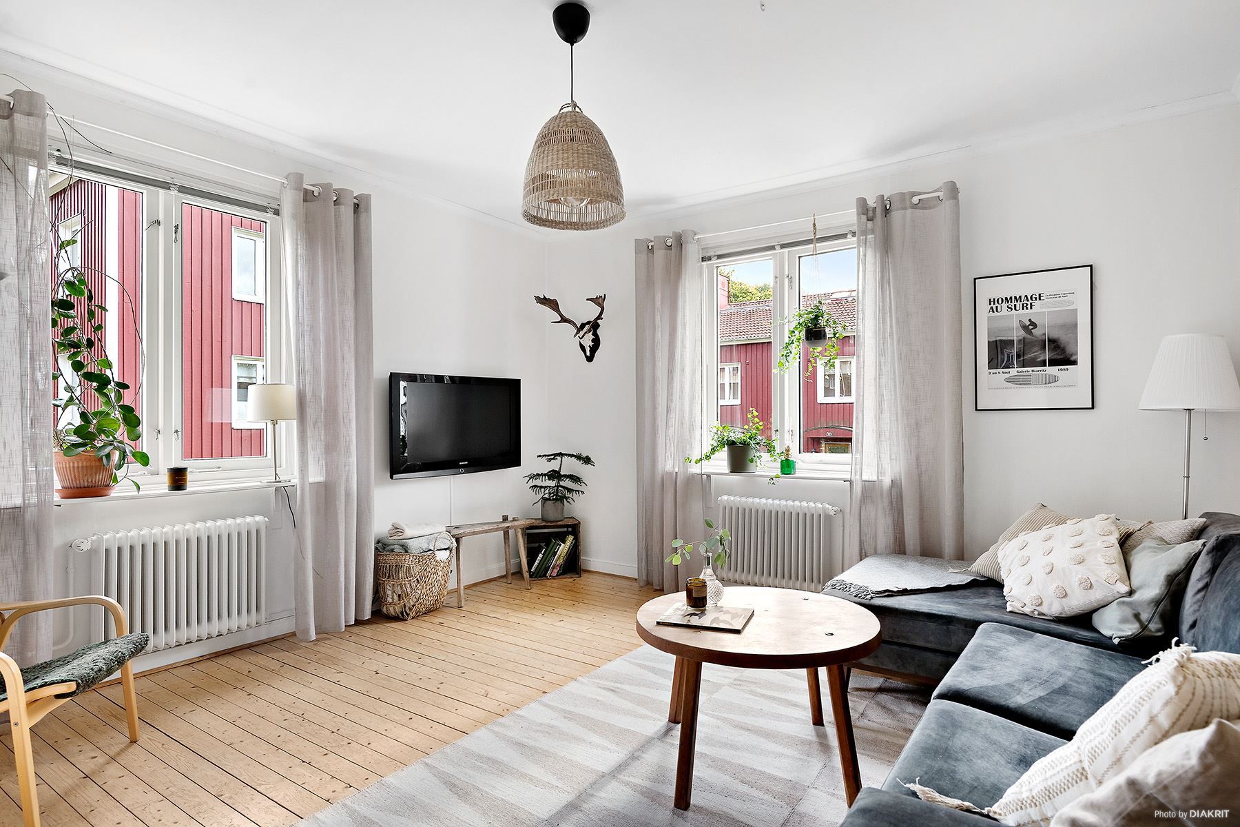 Fönster i två väderstreck och charmigt brädgolv