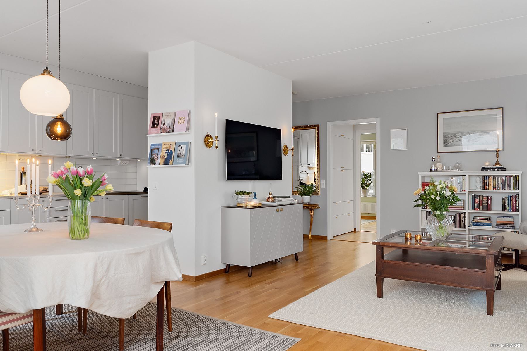 Öppen planlösning mellan kök och vardagsrum