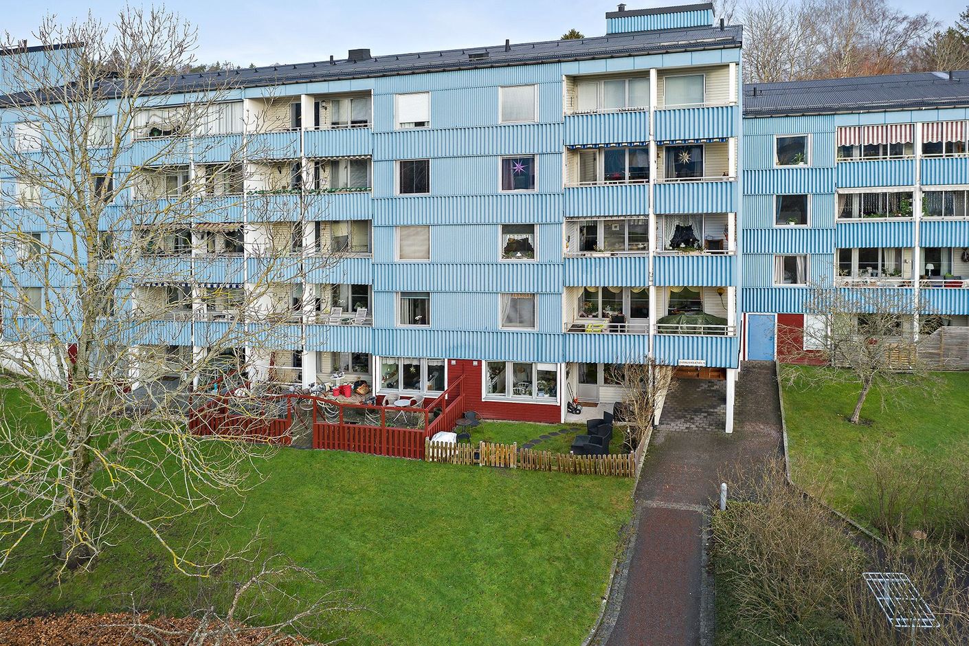 Grönskade uteplats i hörnläge