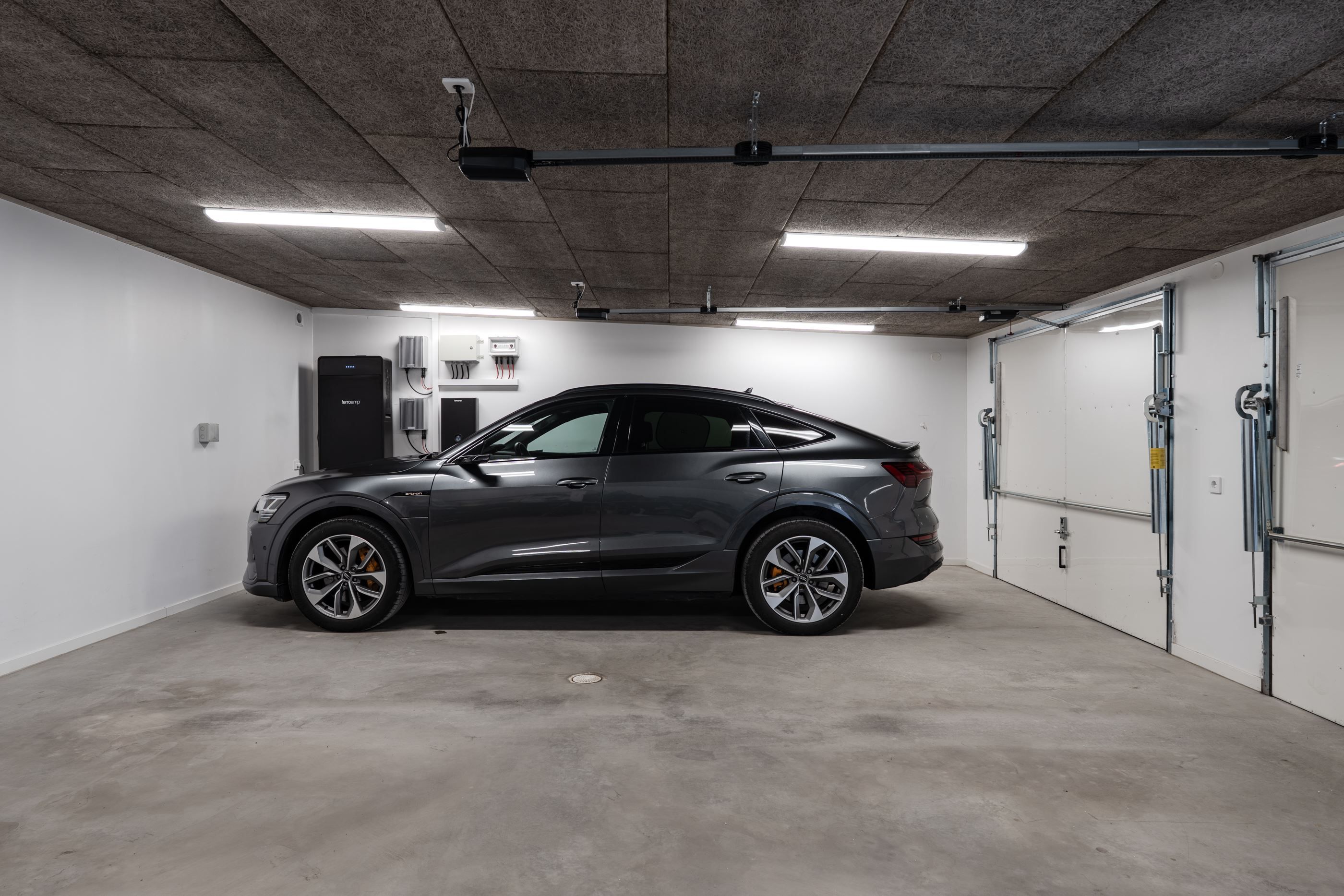 Dubbelgarage med plats för två bilar och förvaring