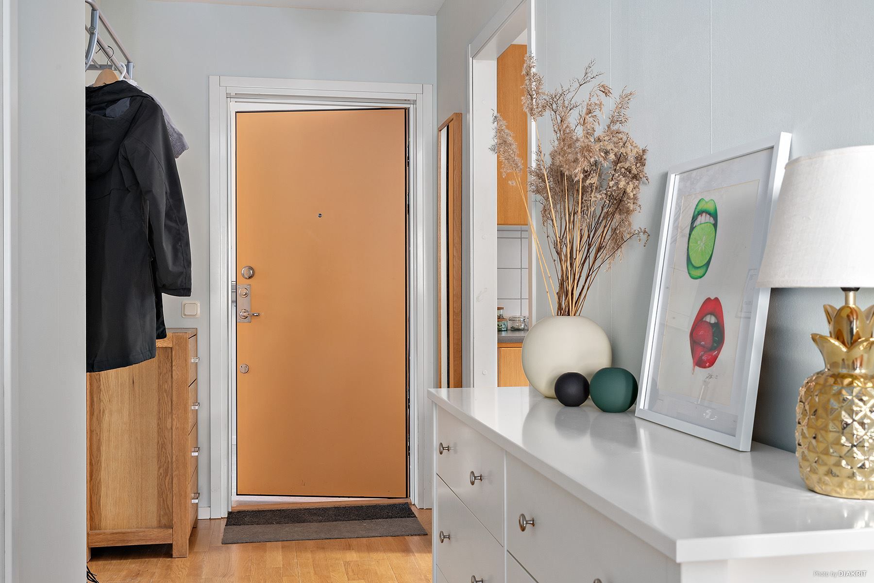 Ljus hall med avhänging och plats för yterliggare förvaringsmöbel