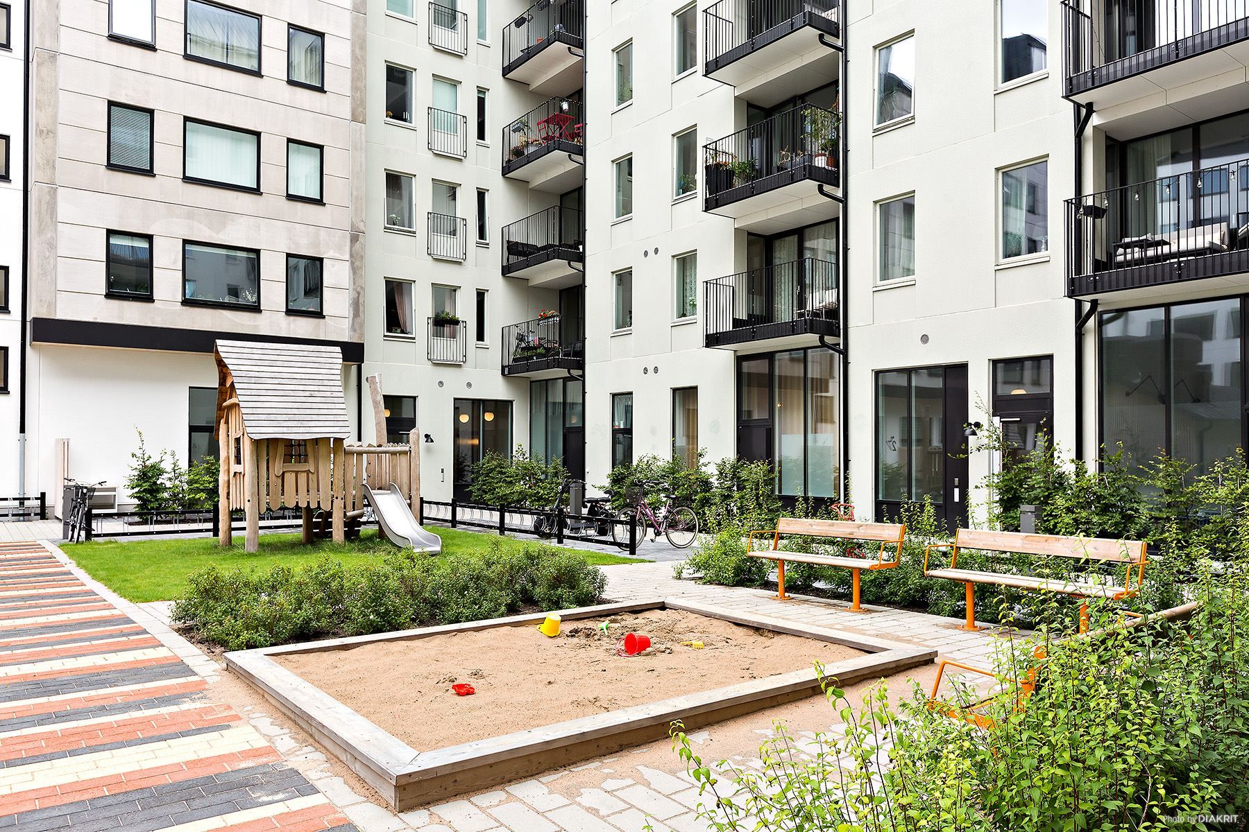 Lekplats för de små och gott om cykelparkeringar
