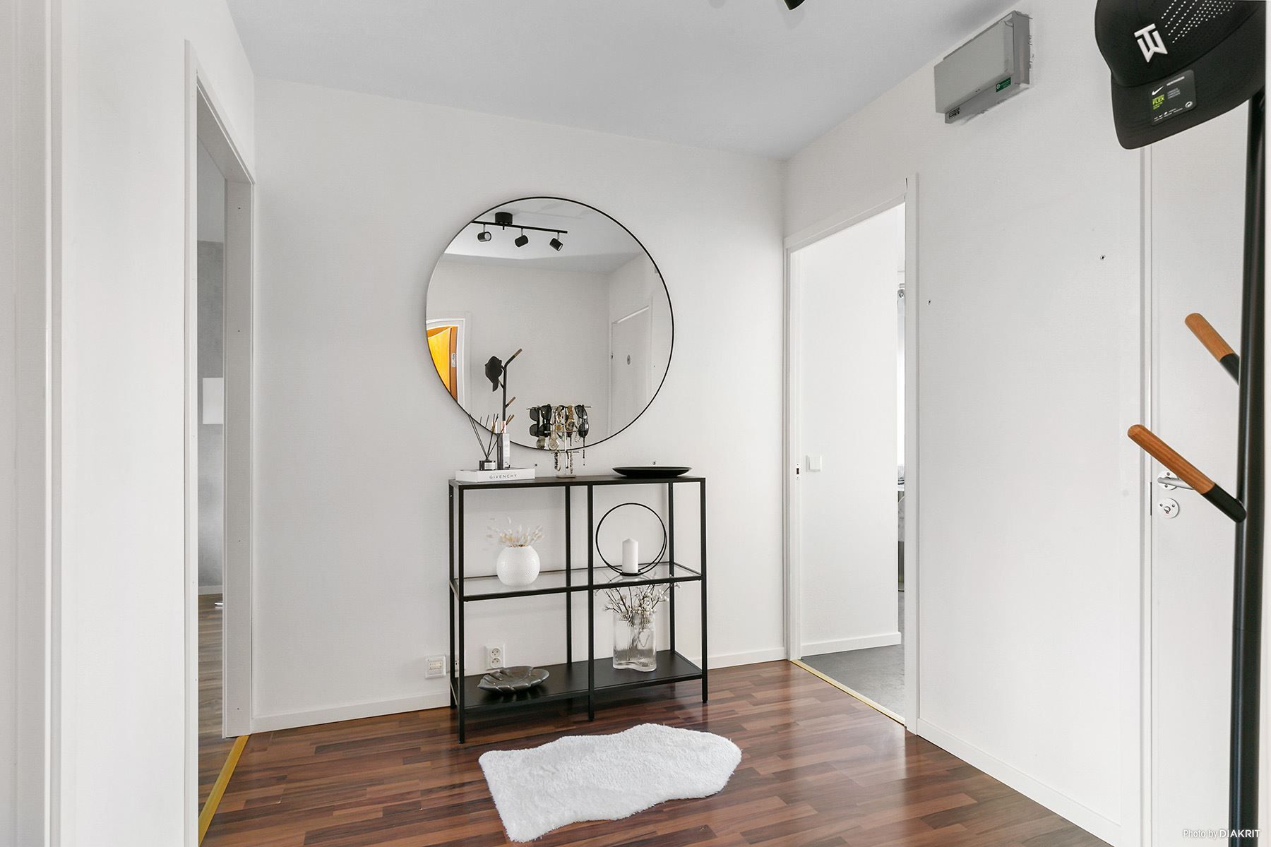 Stor och rymlig hall med gott om plats för sittmöbel