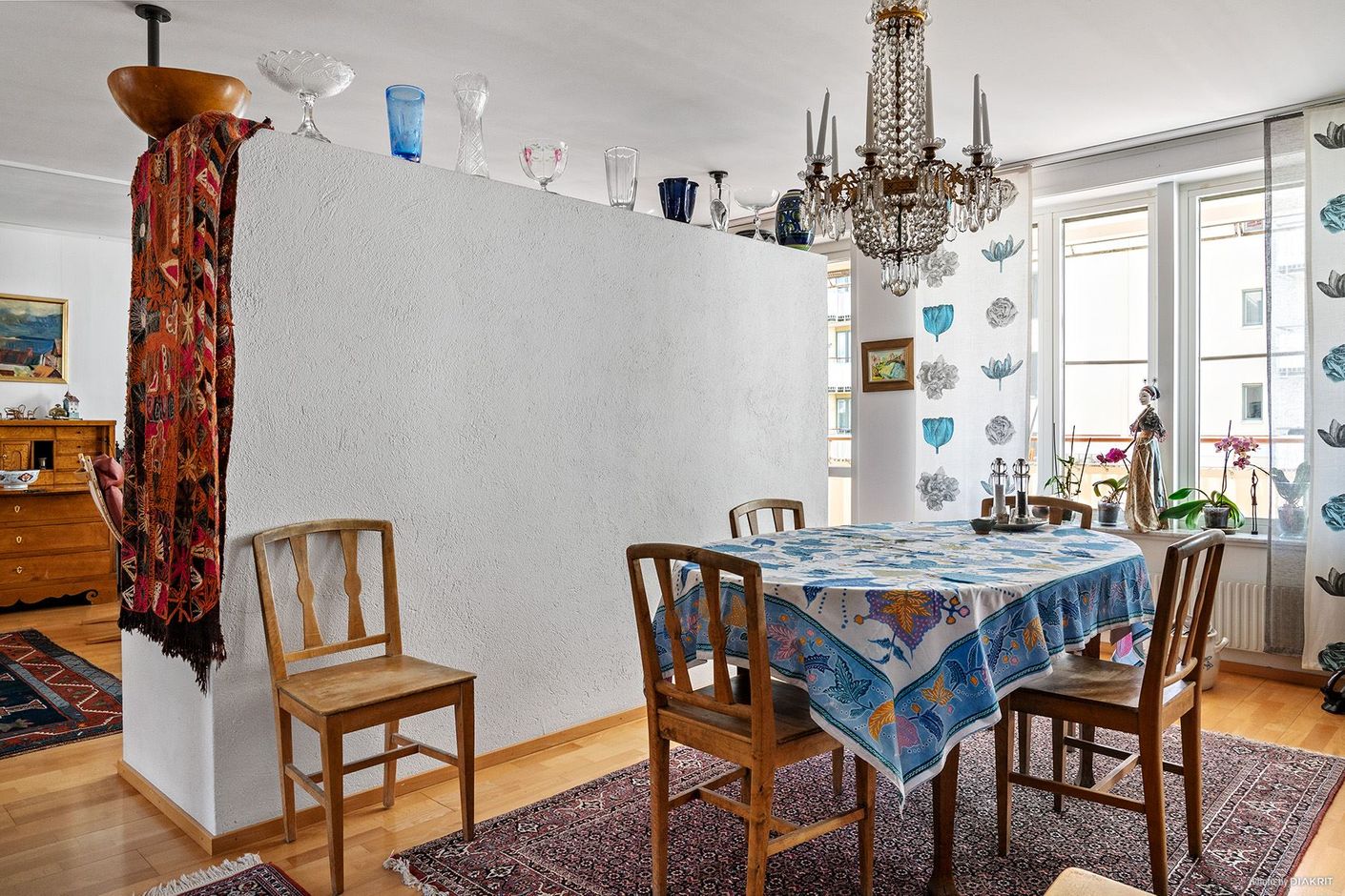 Avdelad matsal med matplats om 8-10 personer
