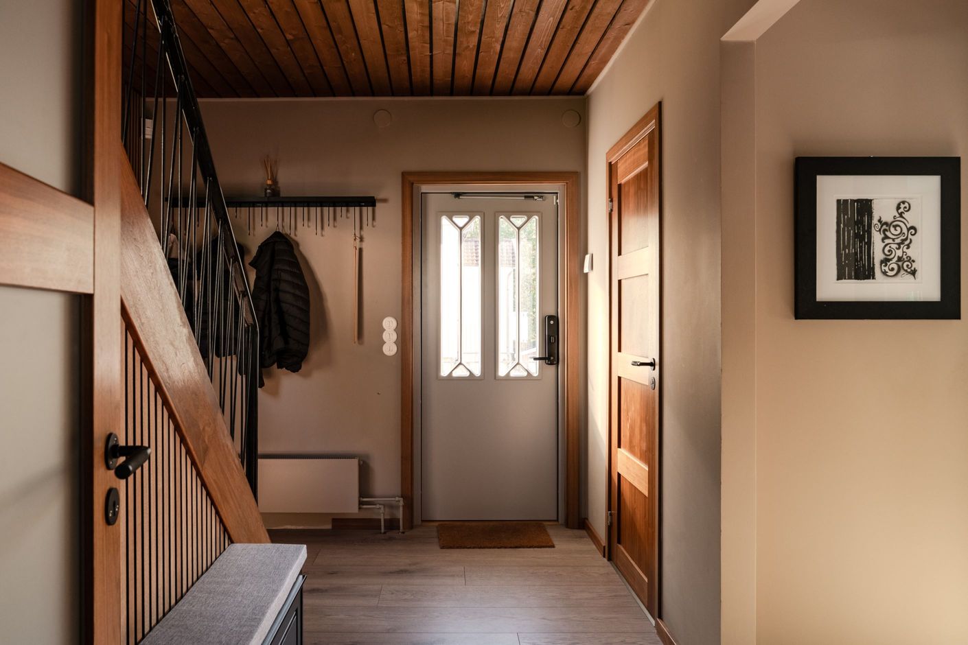 Kliv in i en stilren hall med avhängning