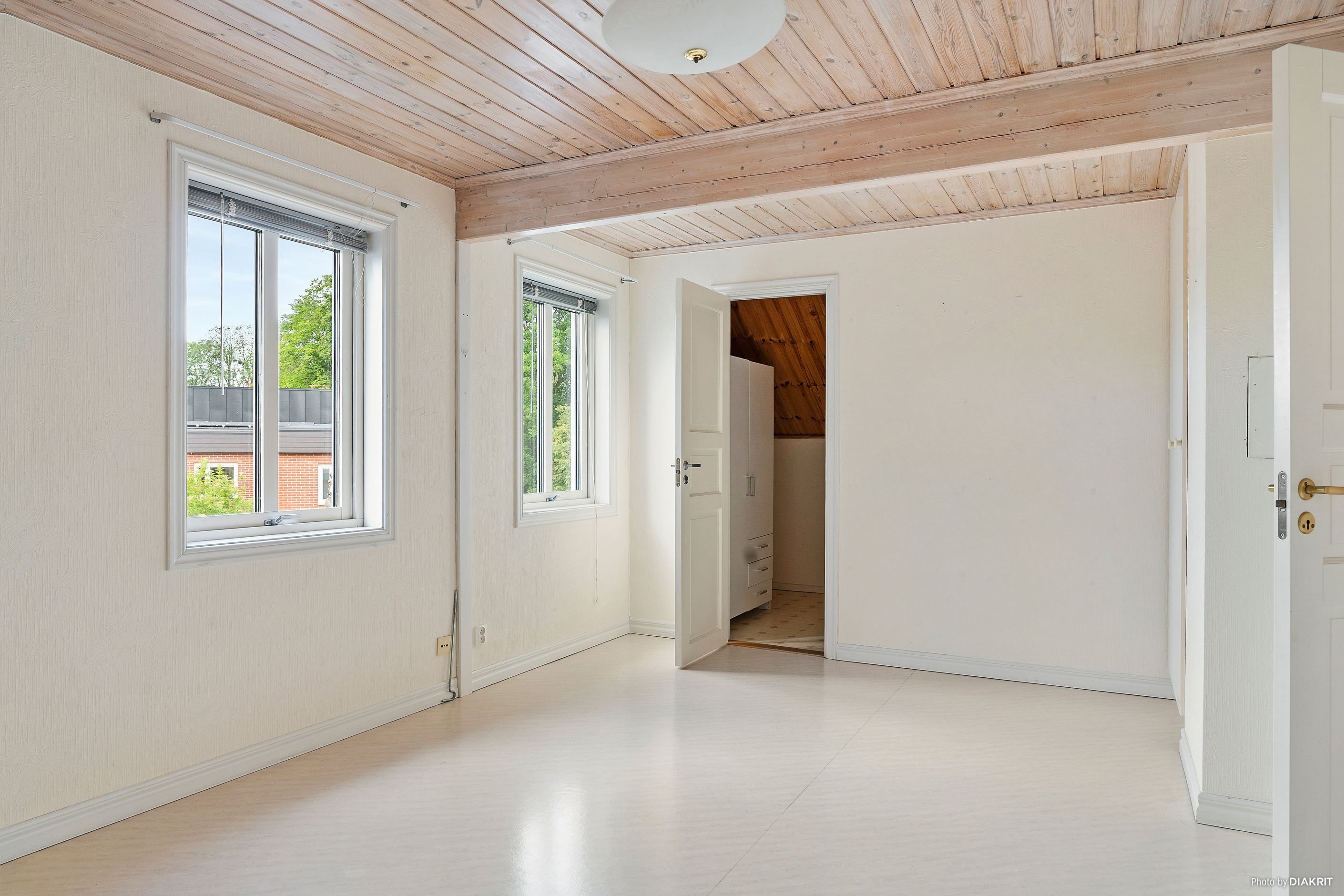 Sovrum 2 med klädkammare rakt fram