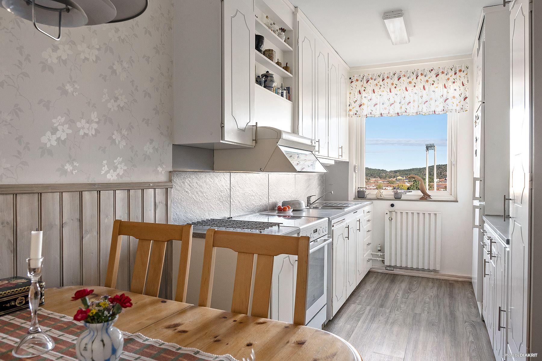 Kök i ljusa färger med härlig vy från fönstret