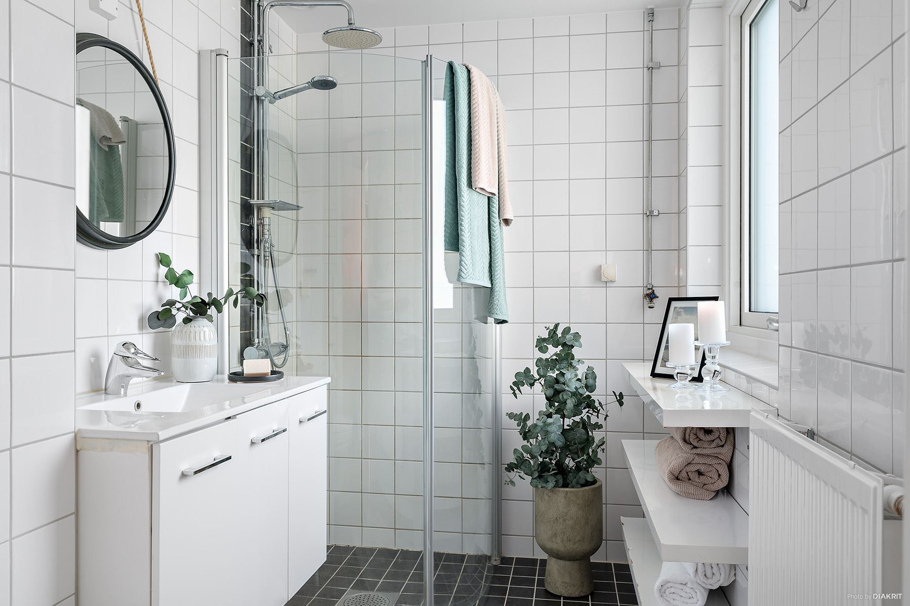 Helkaklat badrum förberett för tvättmaskin