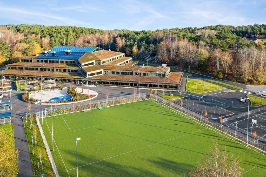 Nybyggda Svartedalsskolan ligger nära huset