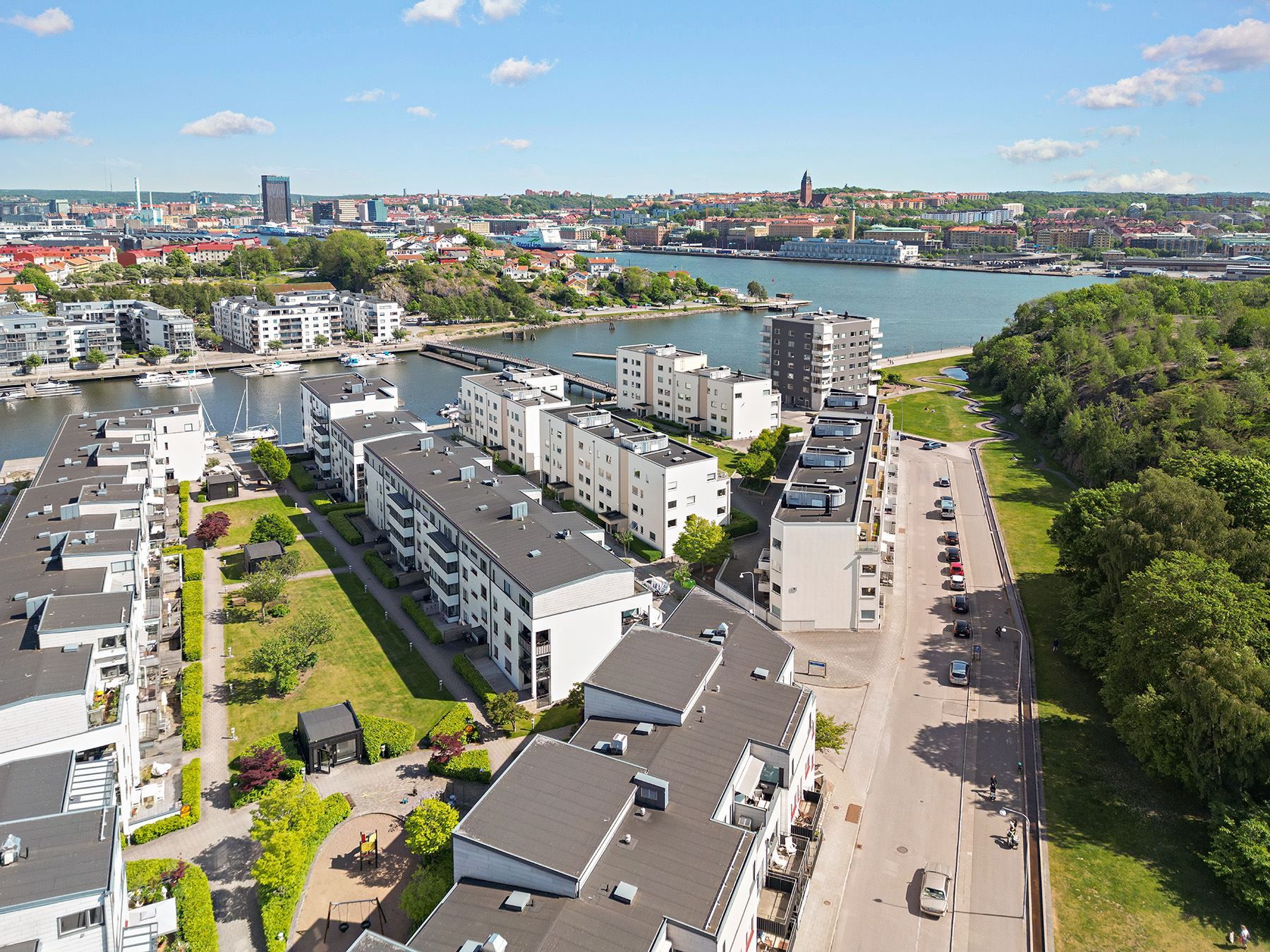 Gatan ner så når du småbåtshamnen