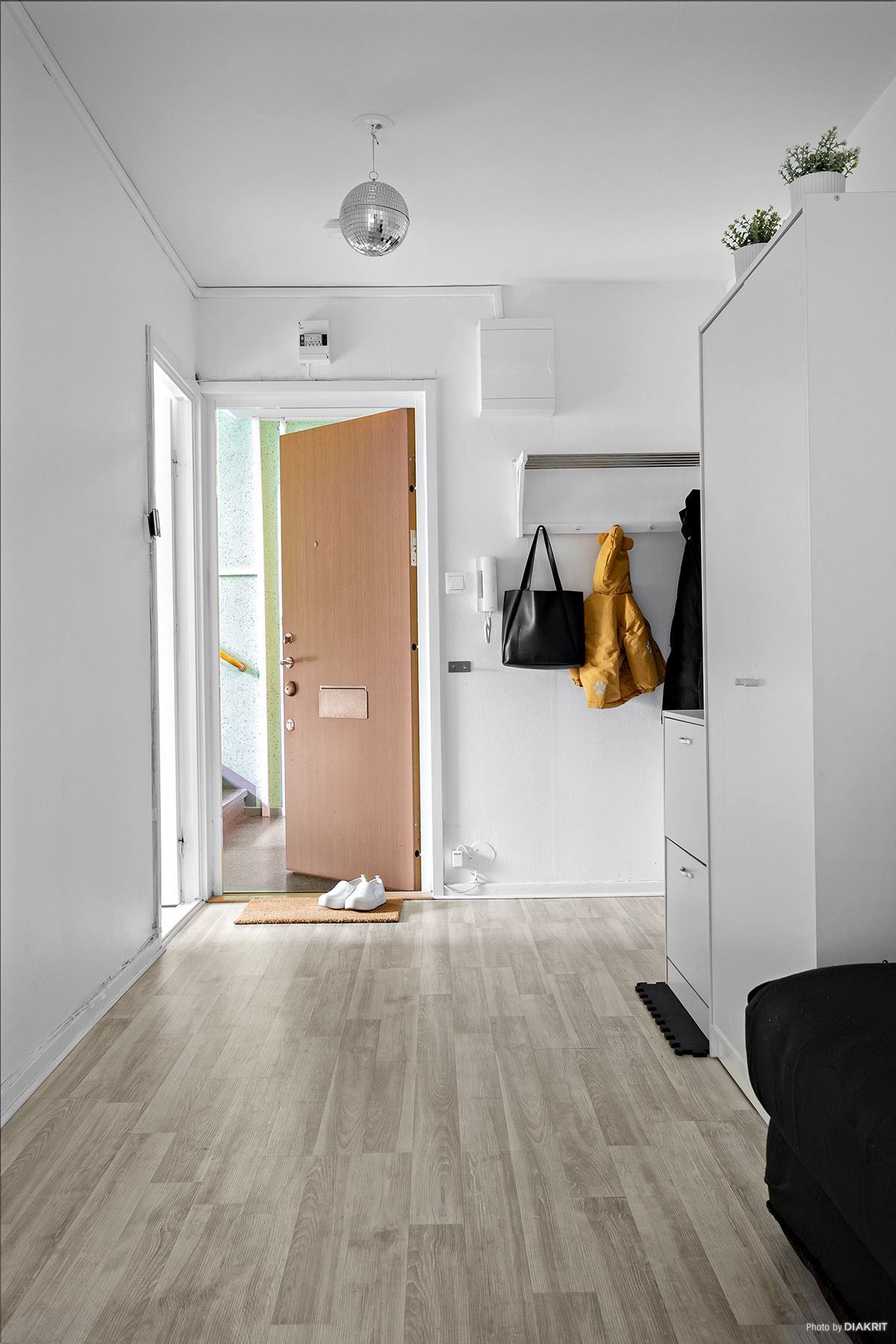 Välkommen in i en ljus och trevlig hall med gott om plats för förvaring och möblemang!