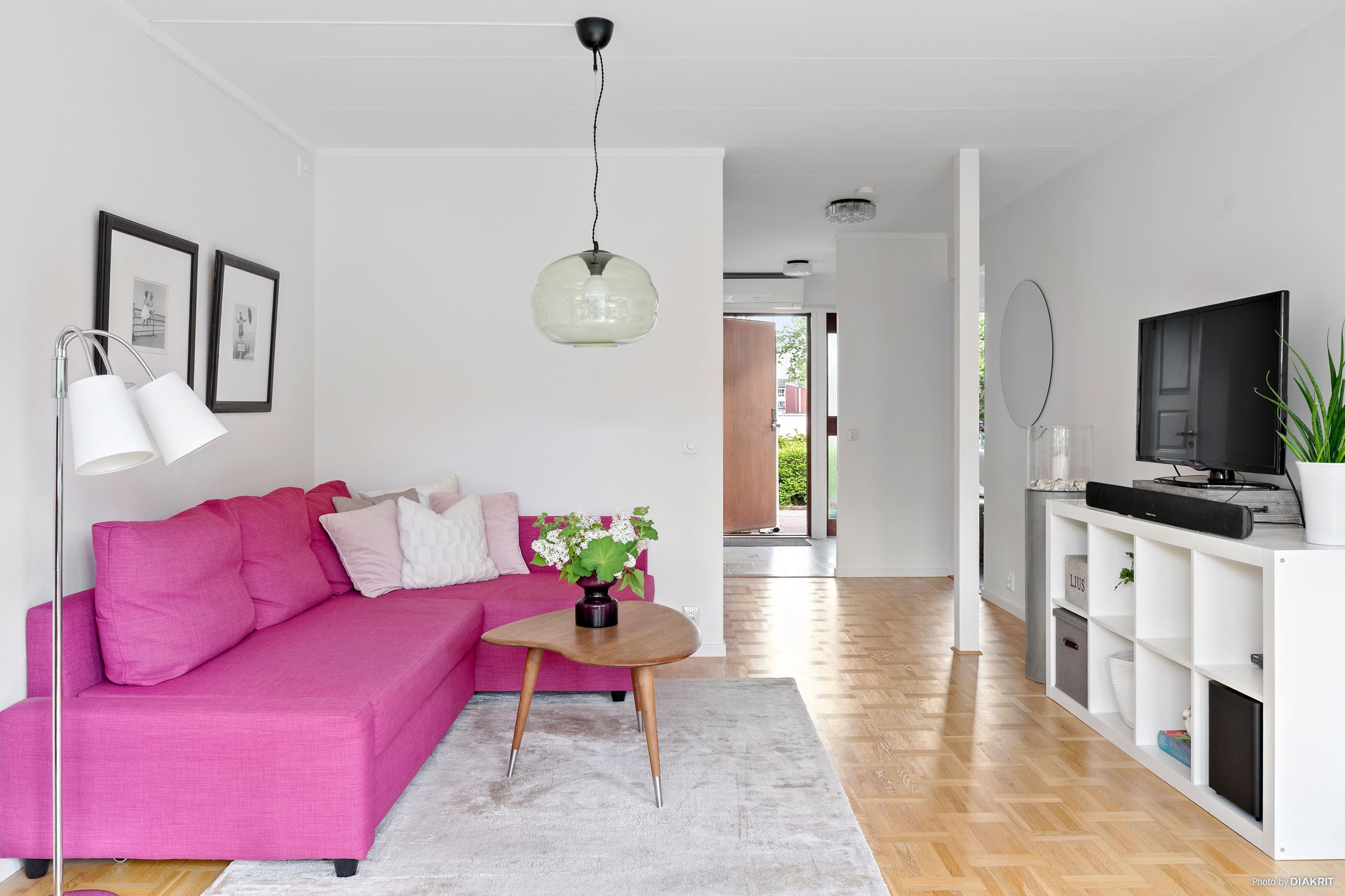 Här ryms stor soffa och TV utan problem