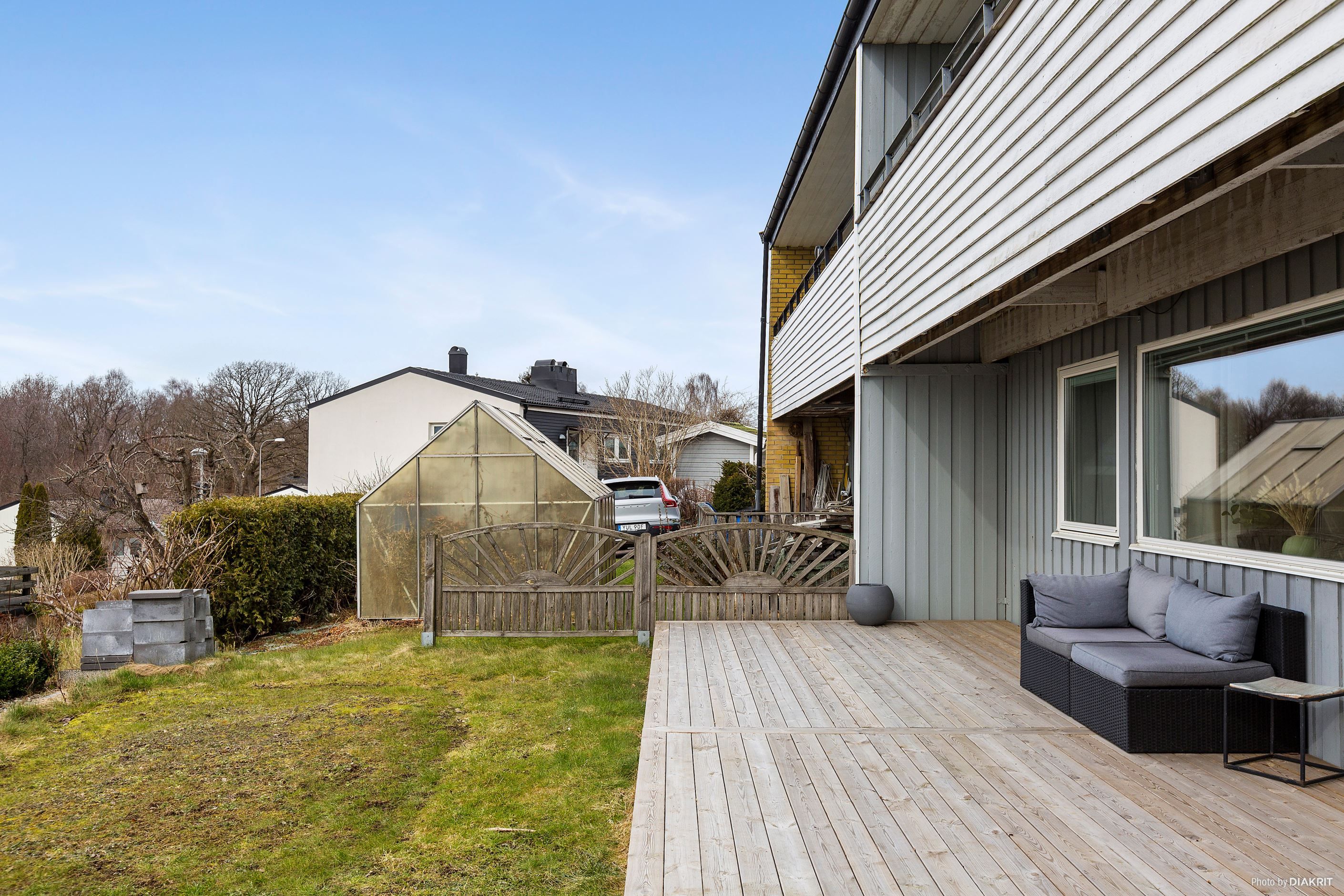 Stort trädäck och gräsmatta i perfekt västerläge