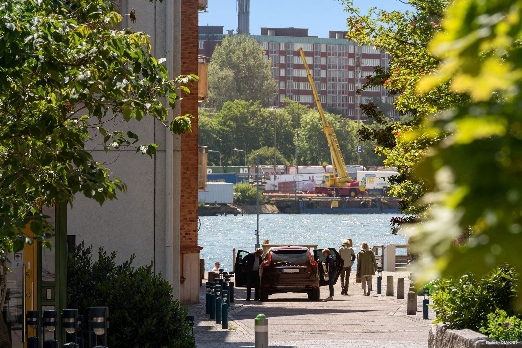 En kort promenad och du är nere på kajen med allt härligt som finns här