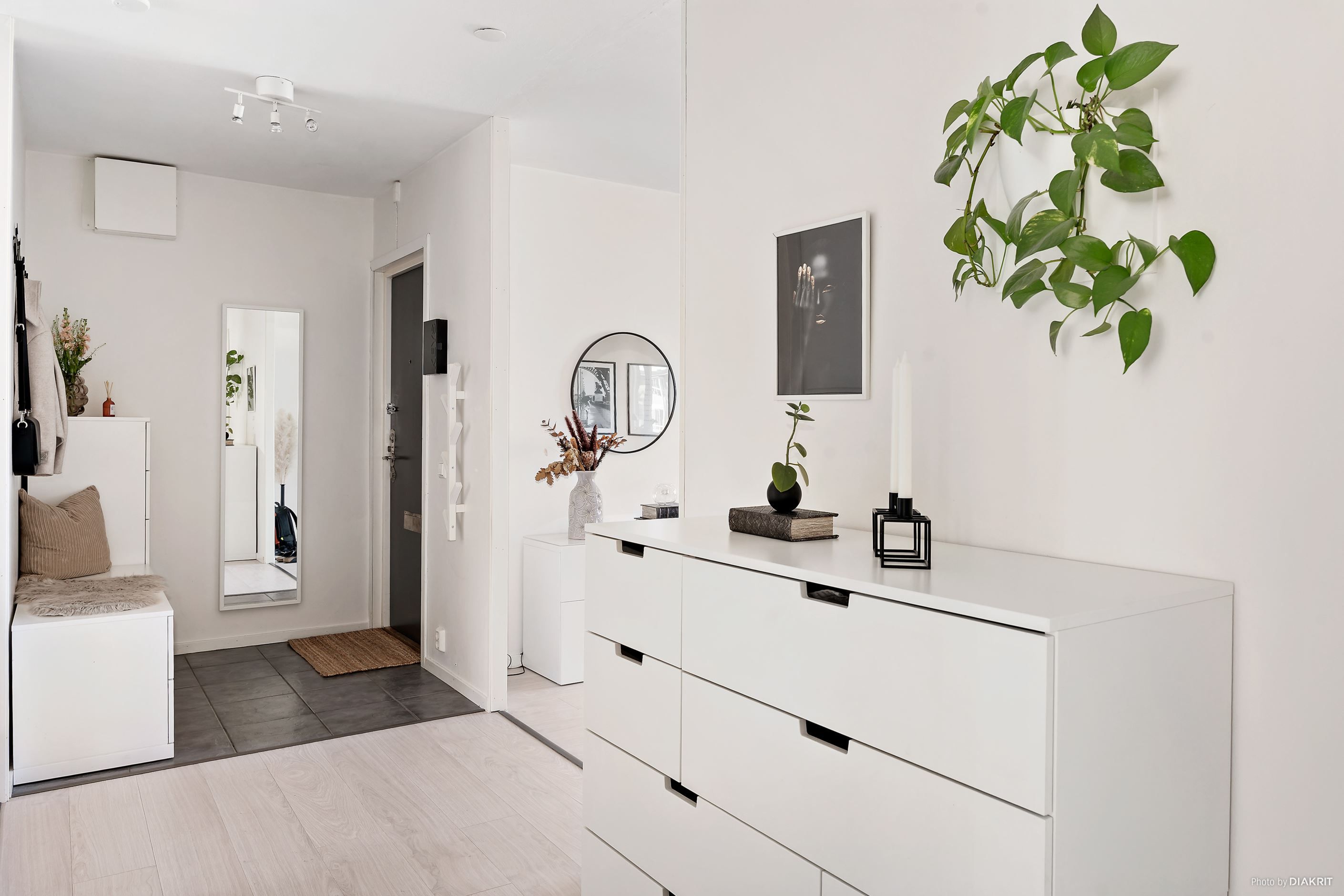 Rymlig hall med klinker i entrén