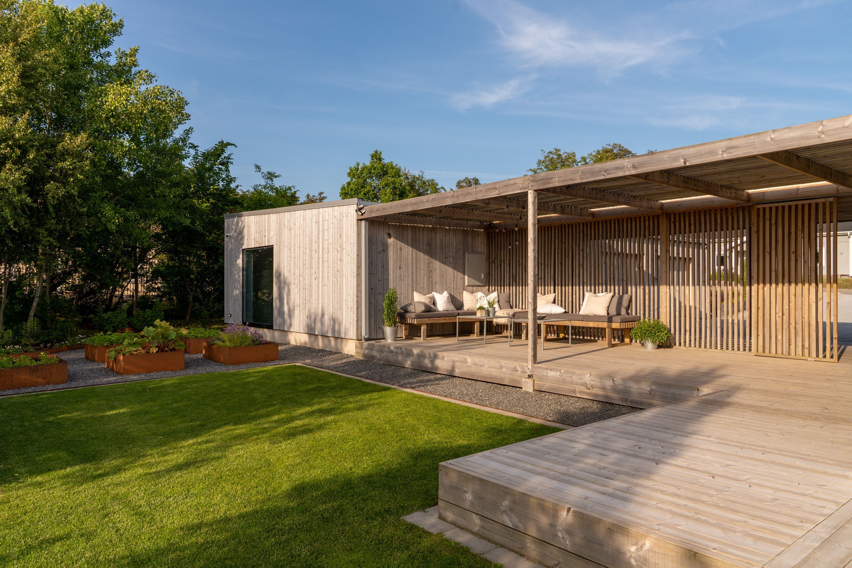 Uteplats vid garaget