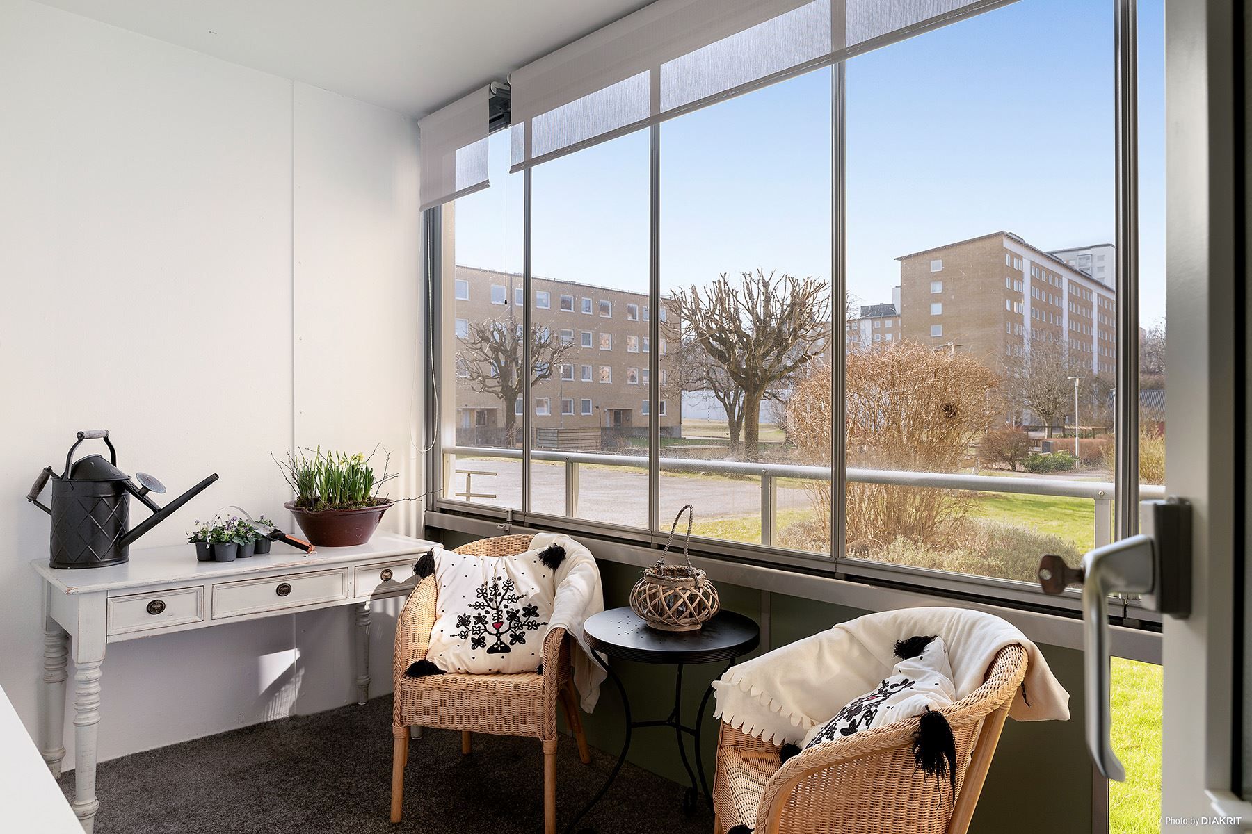 En av de två inglasade balkongerna