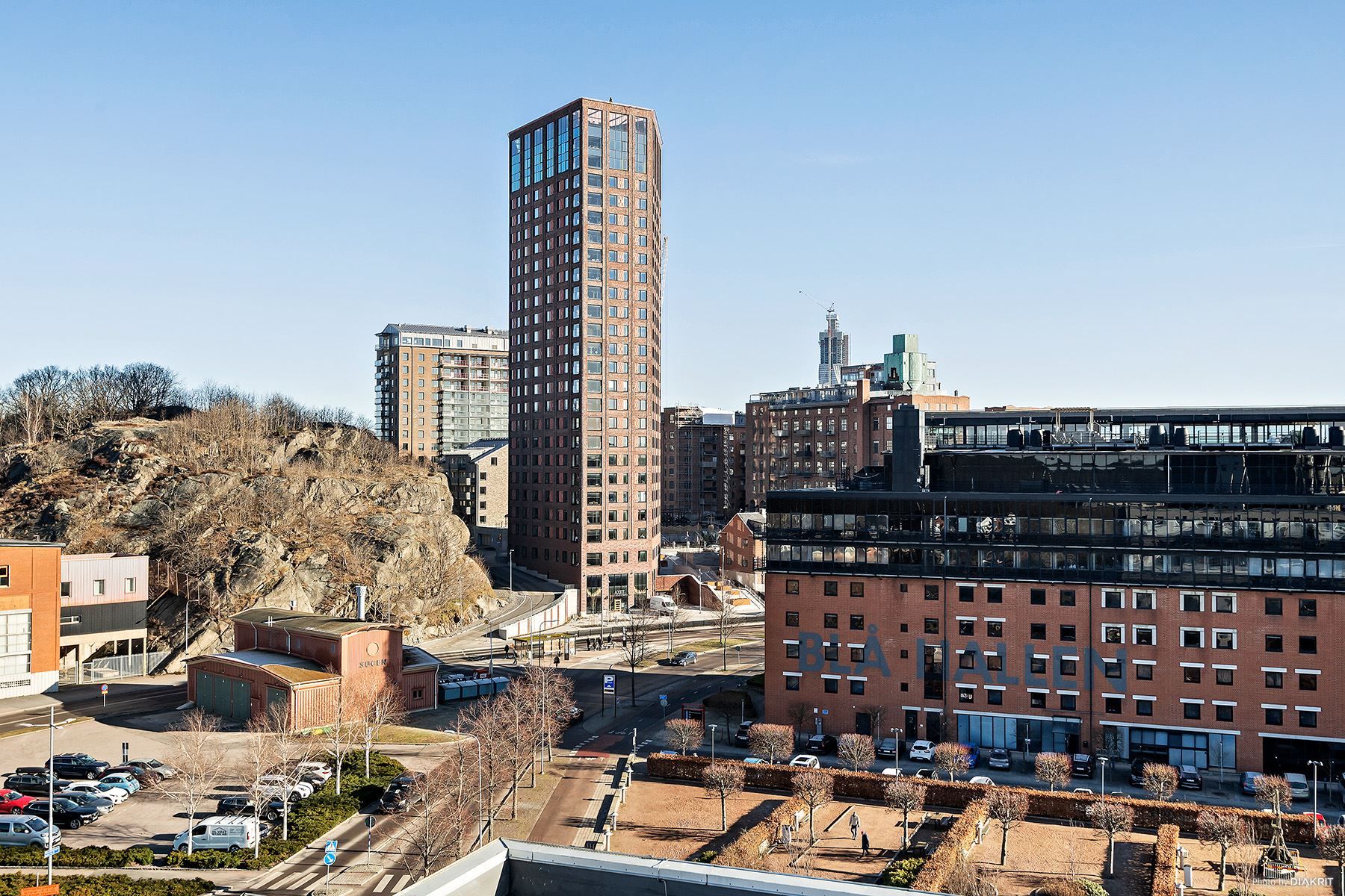 Häftig utsikt med områdets nya byggnader i sikte