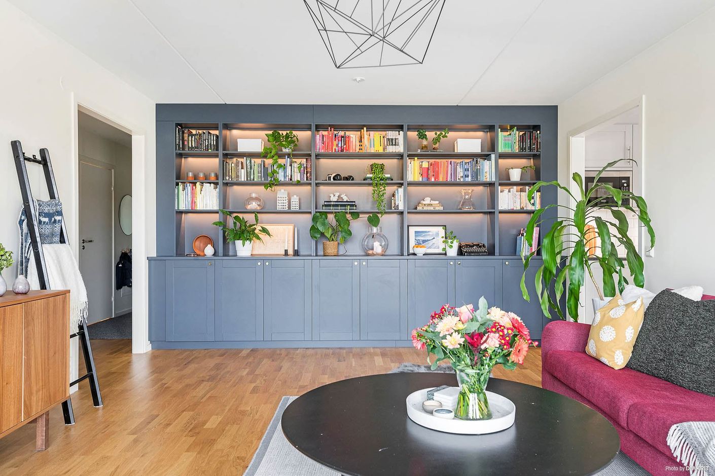 Fantastiskt platsbyggd bokhylla