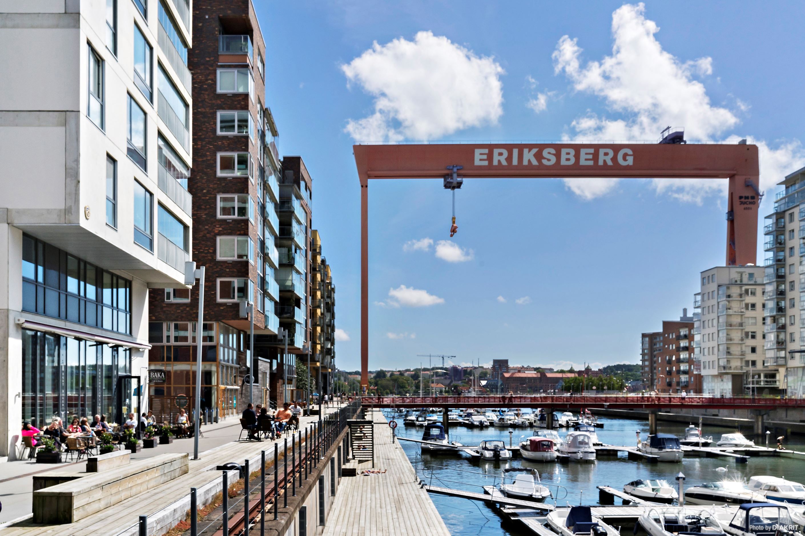 Ett stenkast från bostaden ligger dockan med restauranger och cafeér