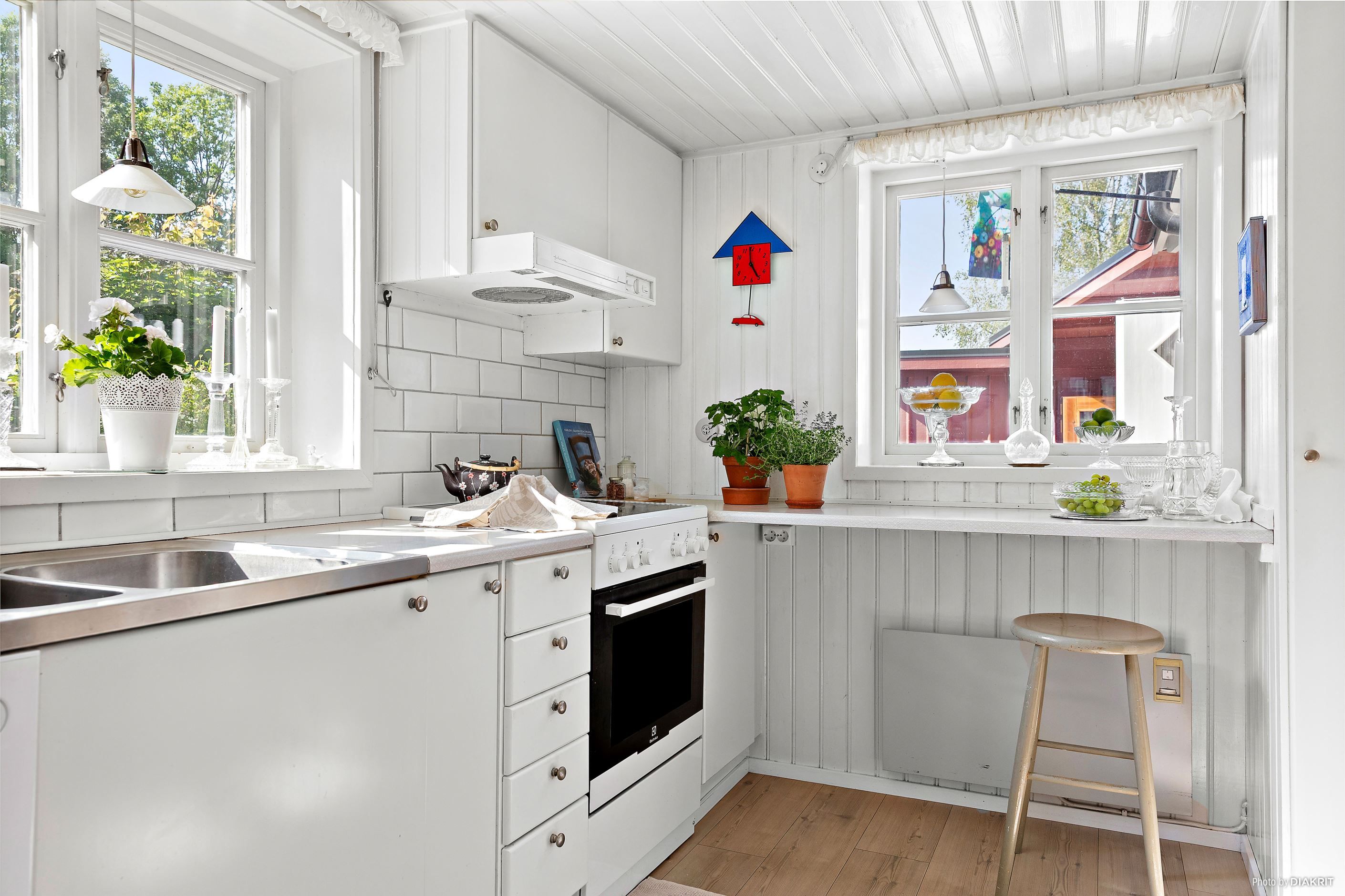 Kök med fönster i flera väderstreck