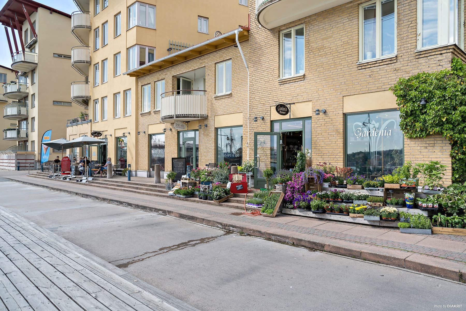 Café, blomaffär och skönhetssalong i grannfastigheten