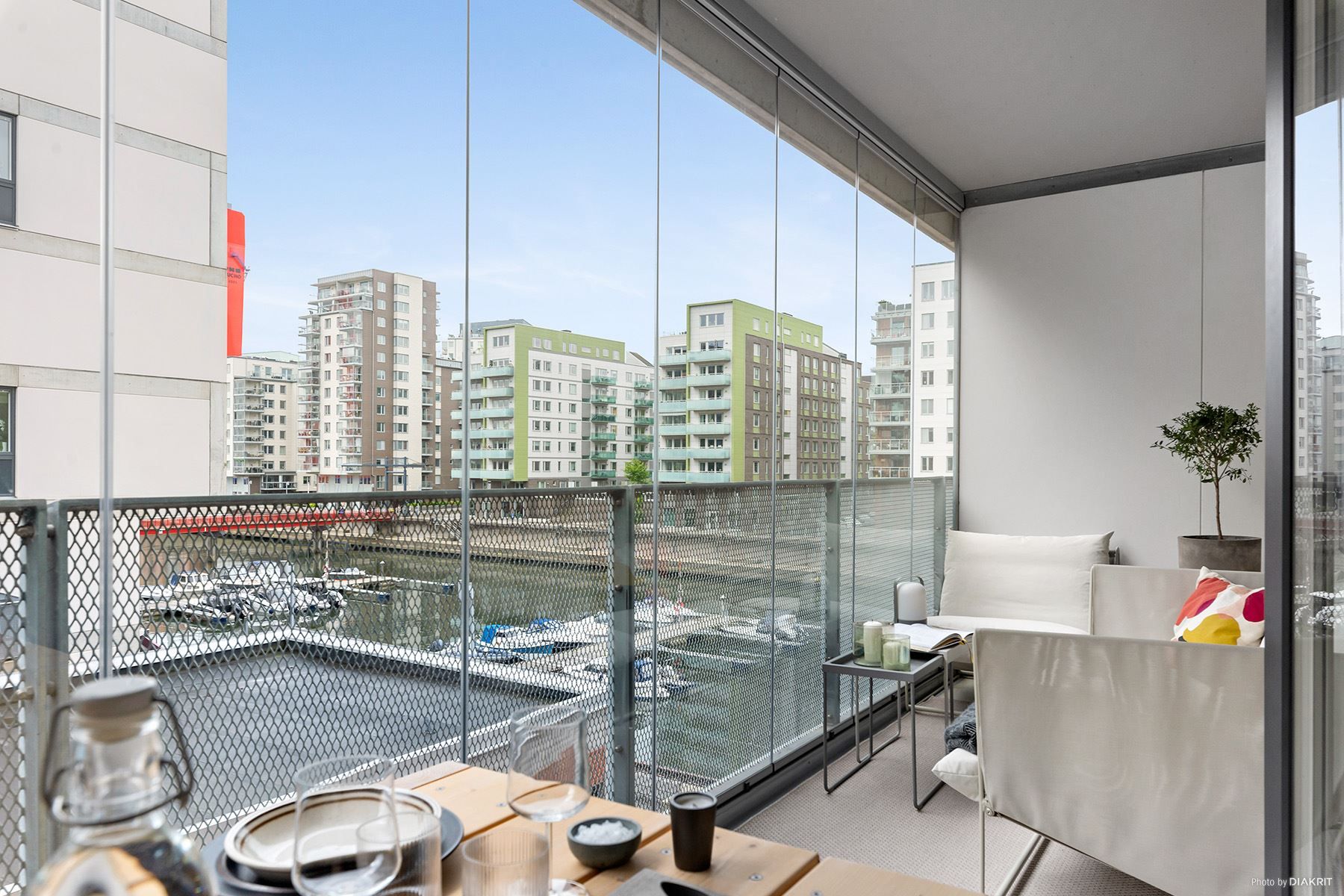 Balkong i söderläge med fantastisk utsikt över vattnet