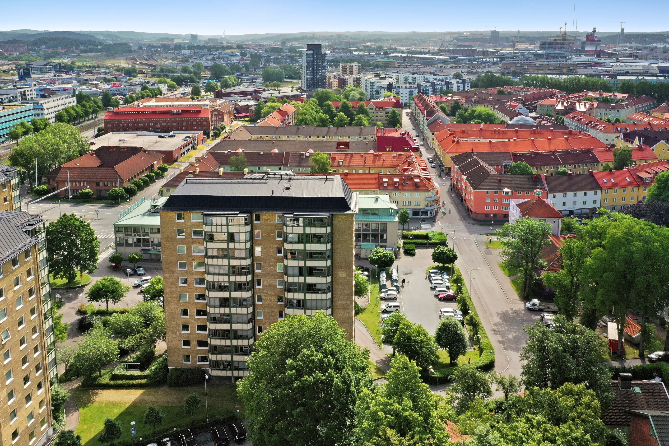 Husen ligger otroligt centralt med närhet till allt