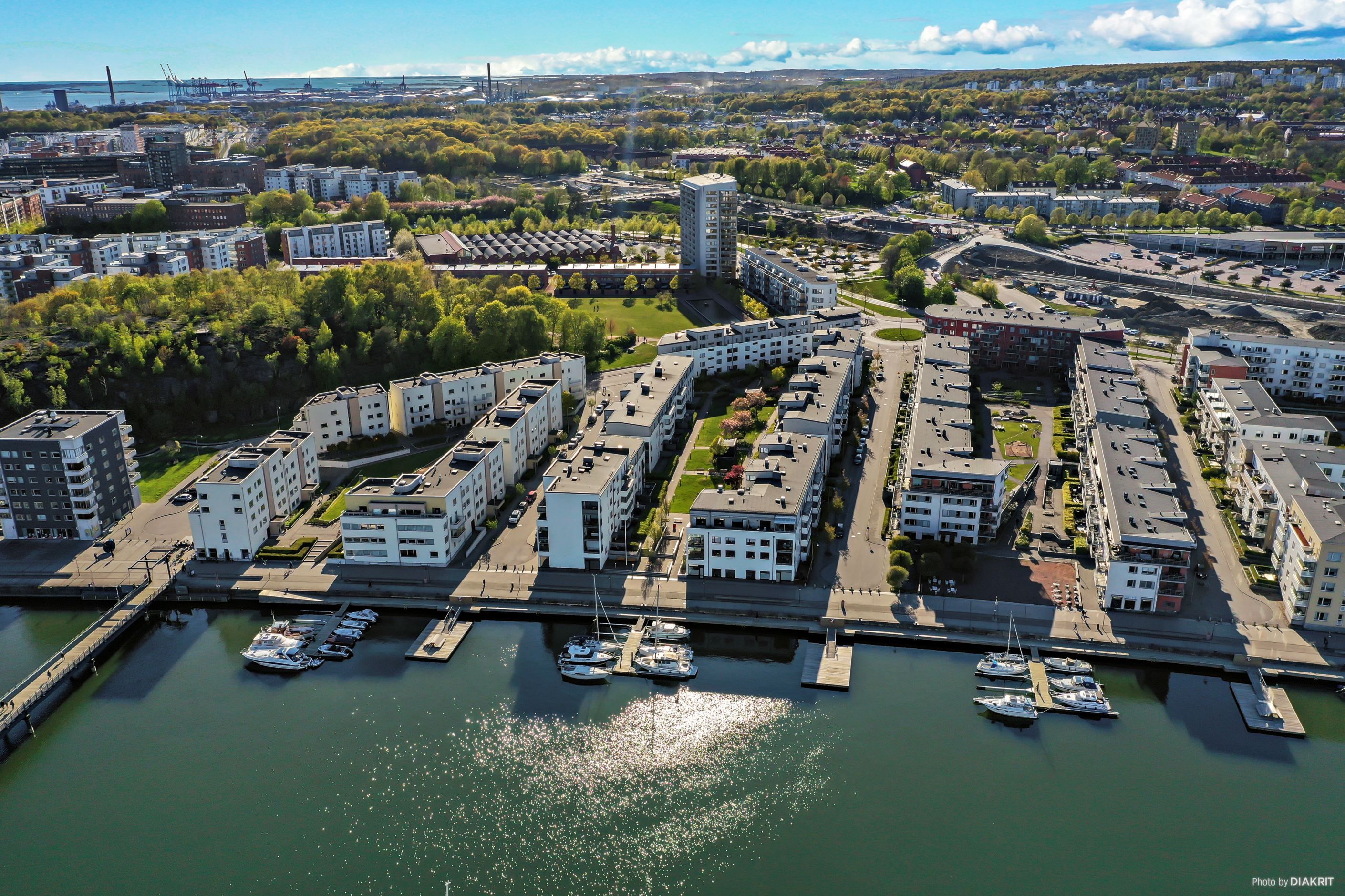 På lugn återvändsgata ner mot hamnen hittar vi denna bostad