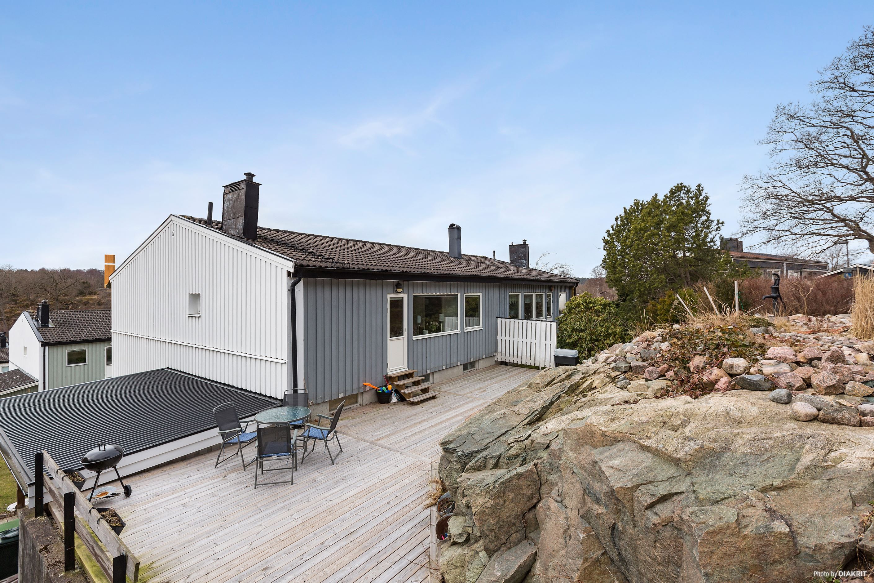 Härlig uteplats med förmiddagssol som nås med utgång från köket