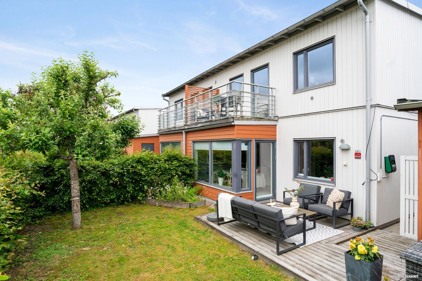 Altandäck och gräsmatta med plats för studsmattan