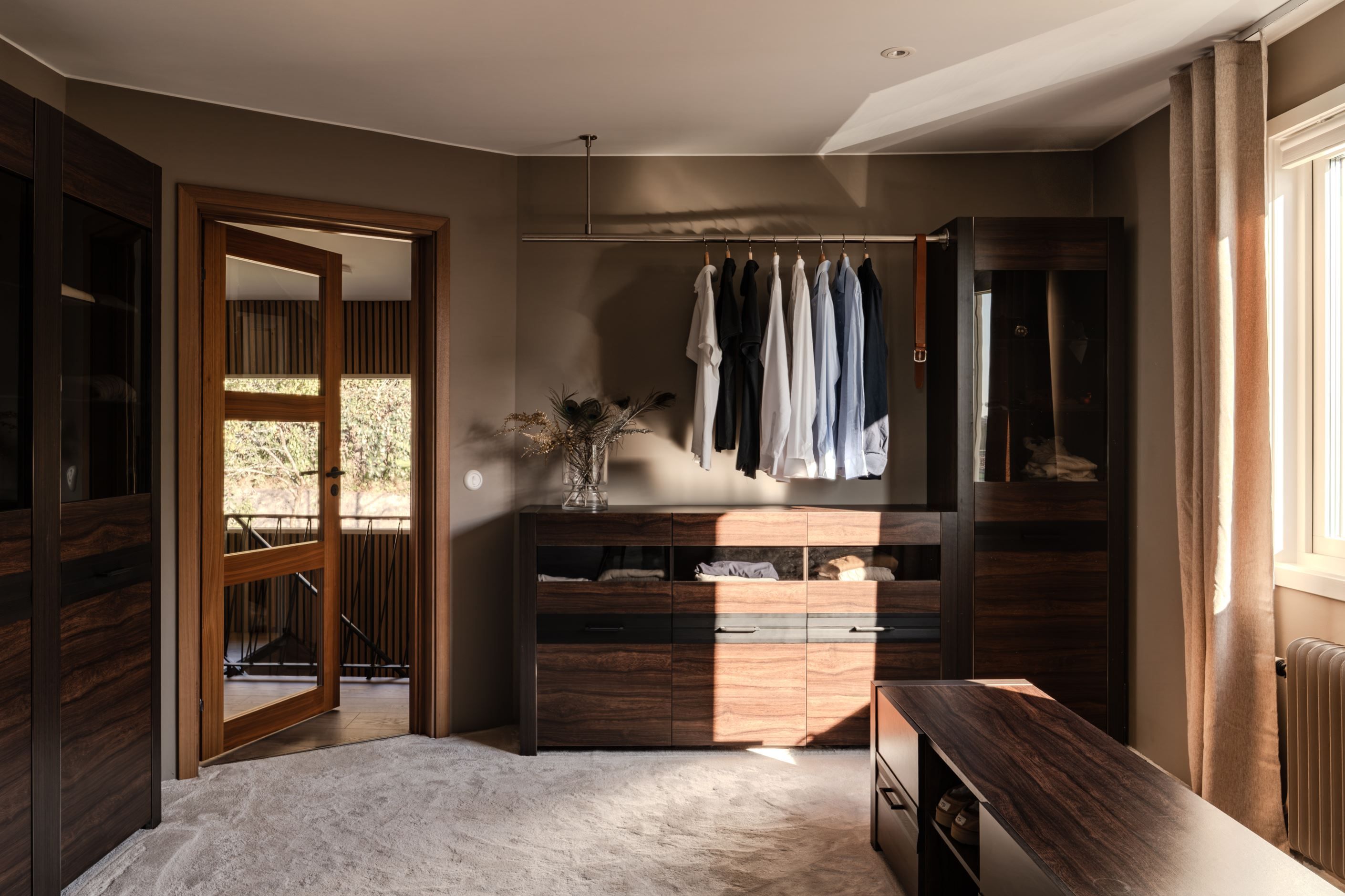 Stor walk in closet intill det stora master bedroom