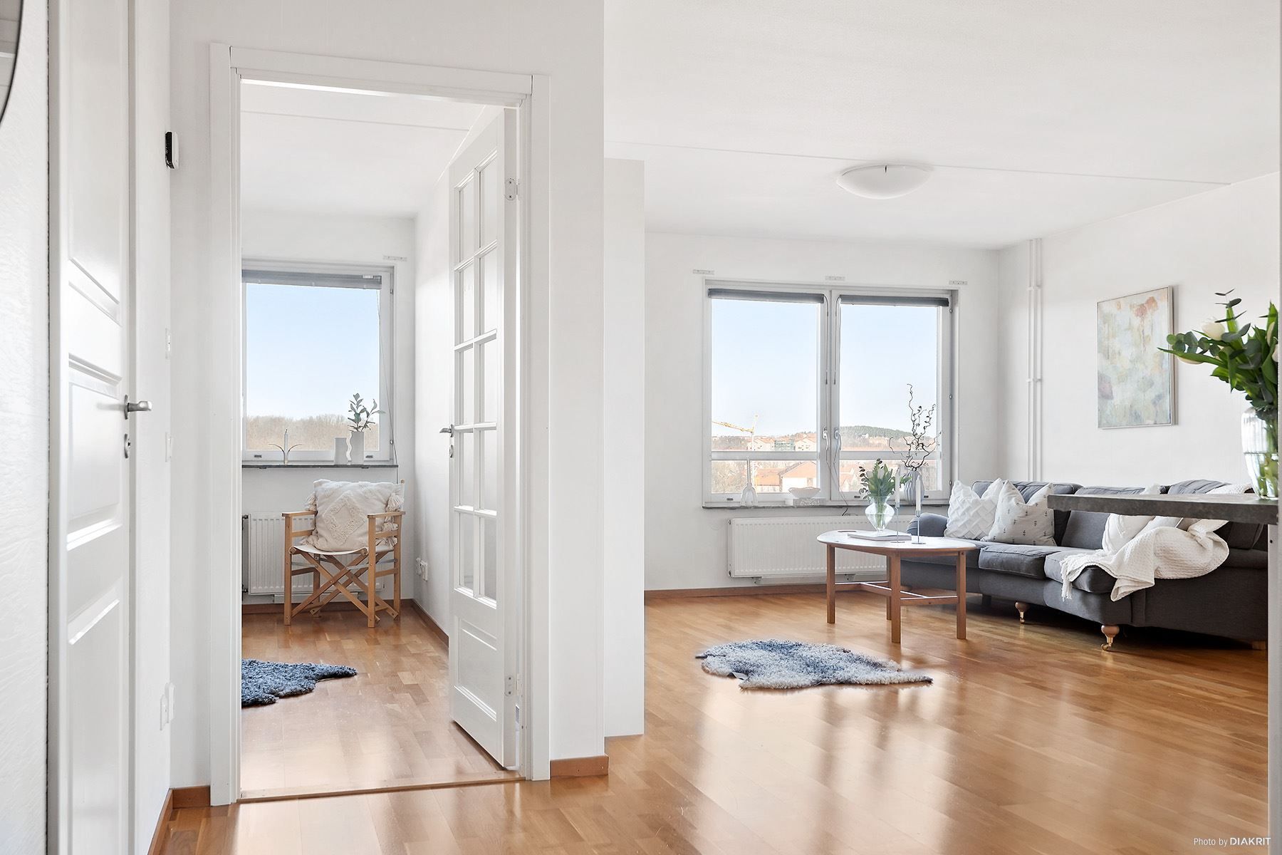 Genomgående ekparkett och vita väggar