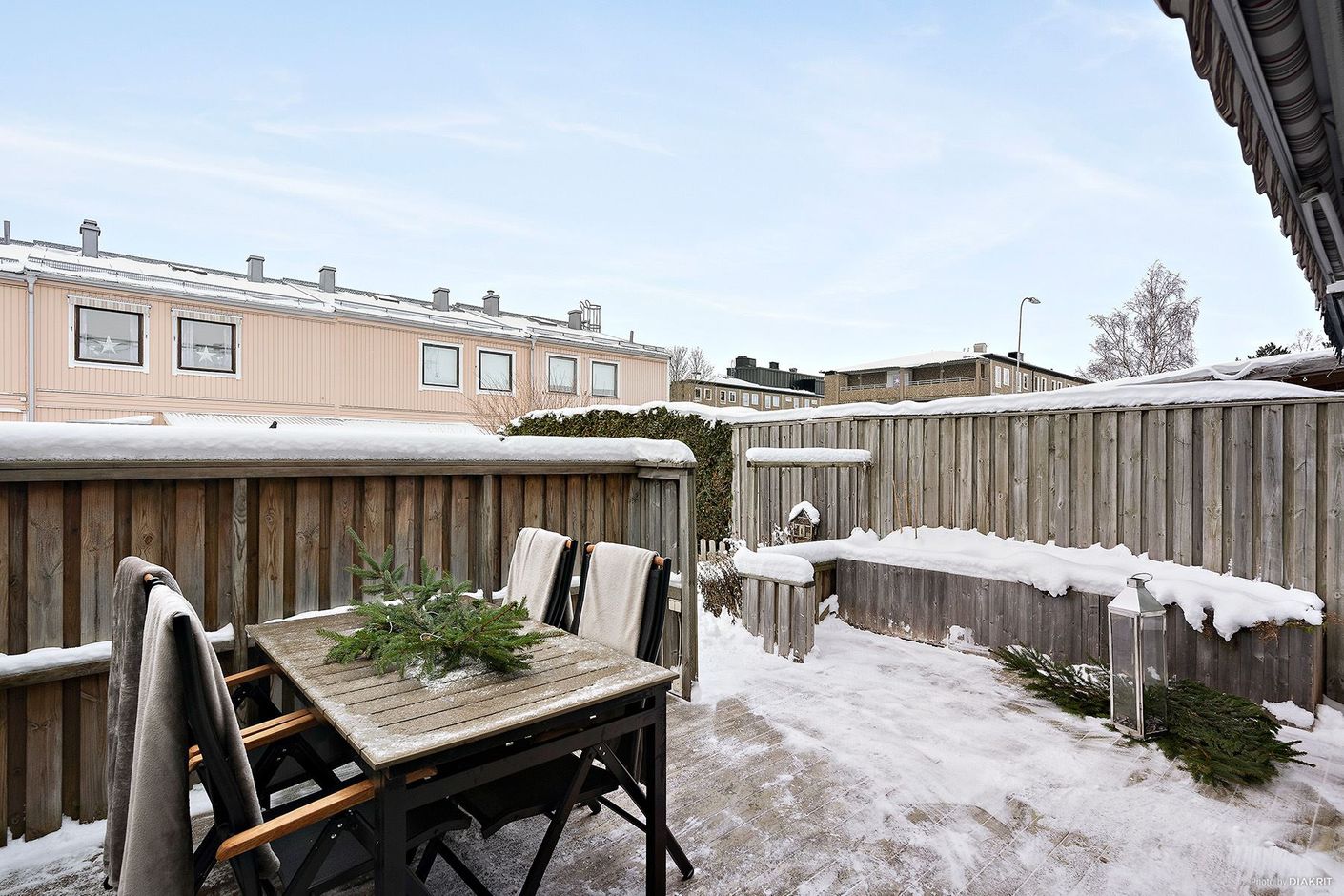... och trälagd altan plats för grill och matsalsbord