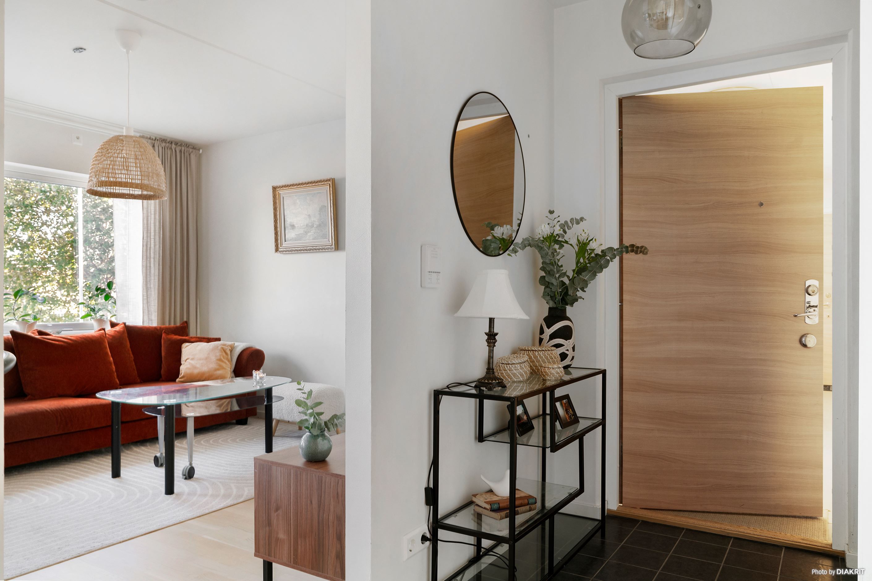 Hall med klinker på golvet och förvaring i garderober