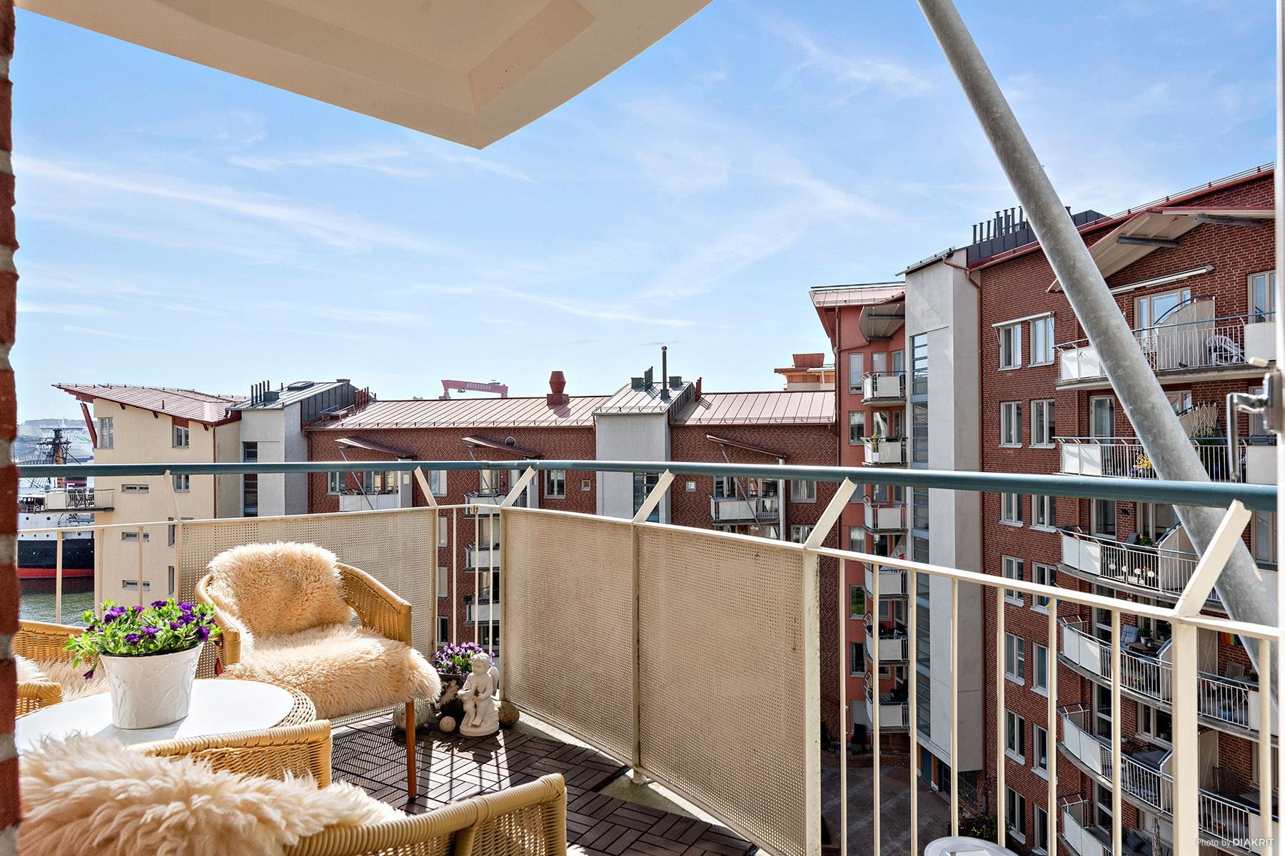 Högt sydvästläge innebär sol hela dagen och in mot kvällen!