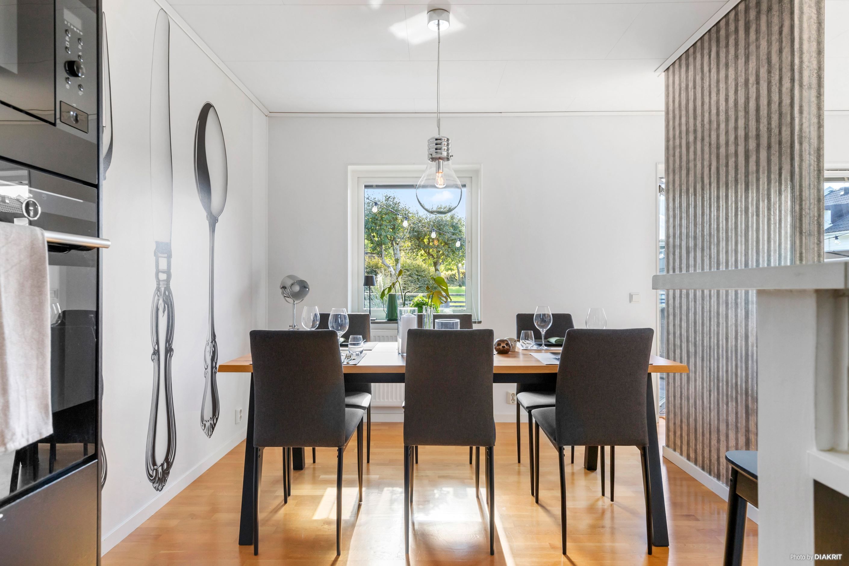 Plats för stort matbord intill