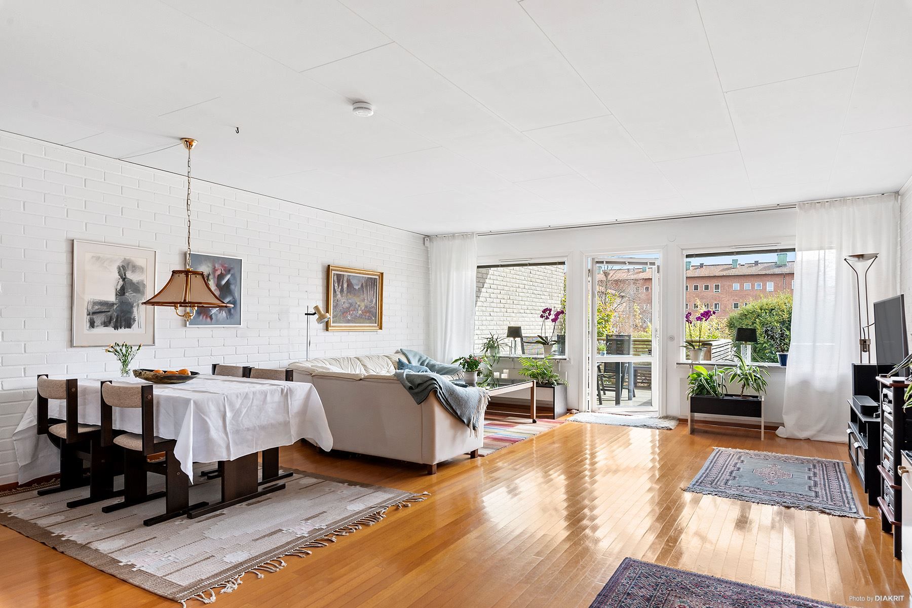 Vardagsrummet är stort och flödar av ljus från de stora fönsterna