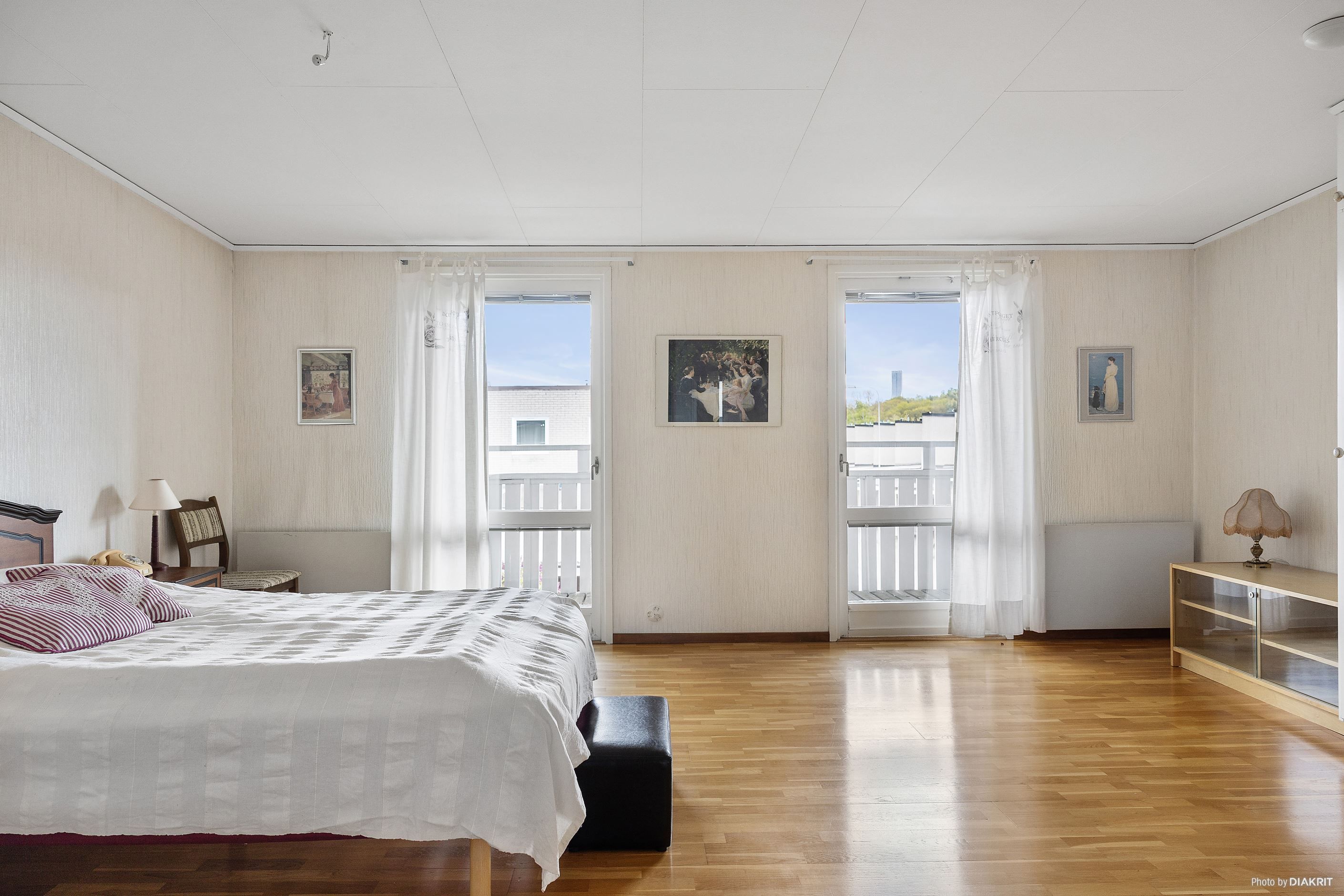 Sovrum 1 med utgång till balkong
