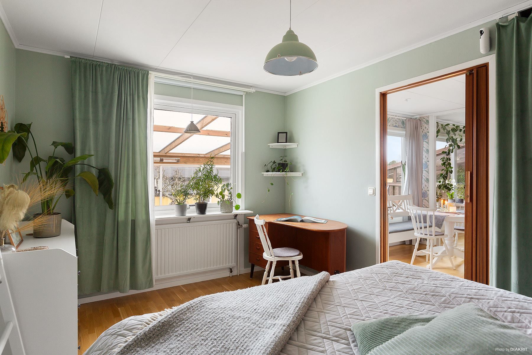Sovrum 1 med plats för skrivbord för er som jobbar hemma