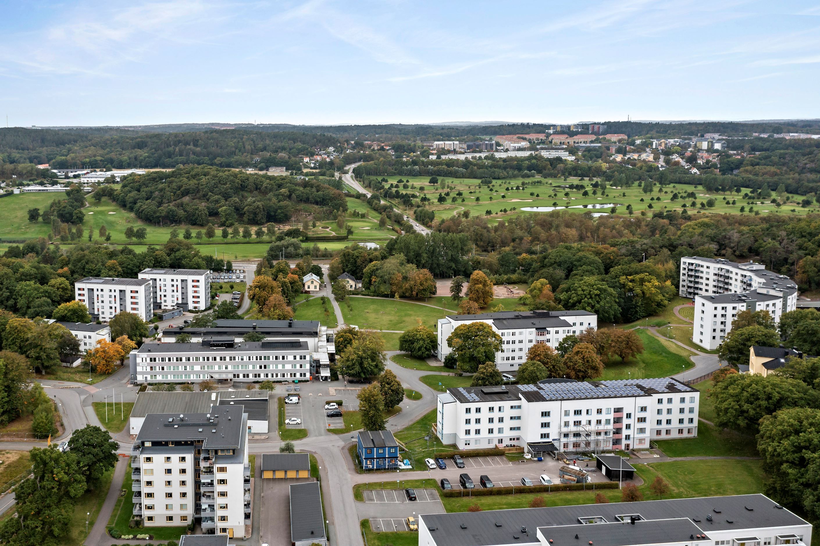 Beläget i ett grönskande område med golfbanan runt hörnet