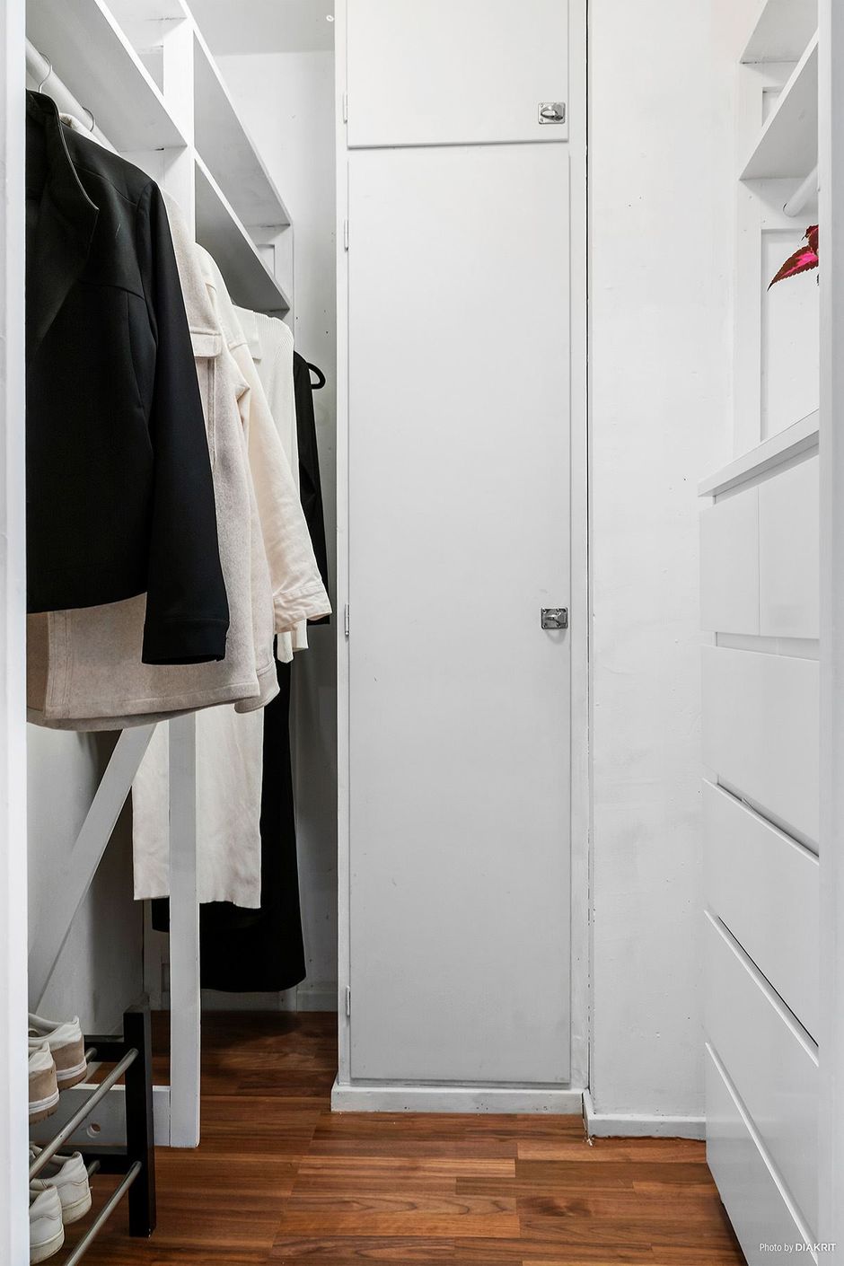 Praktiskt walk in closet i entrén