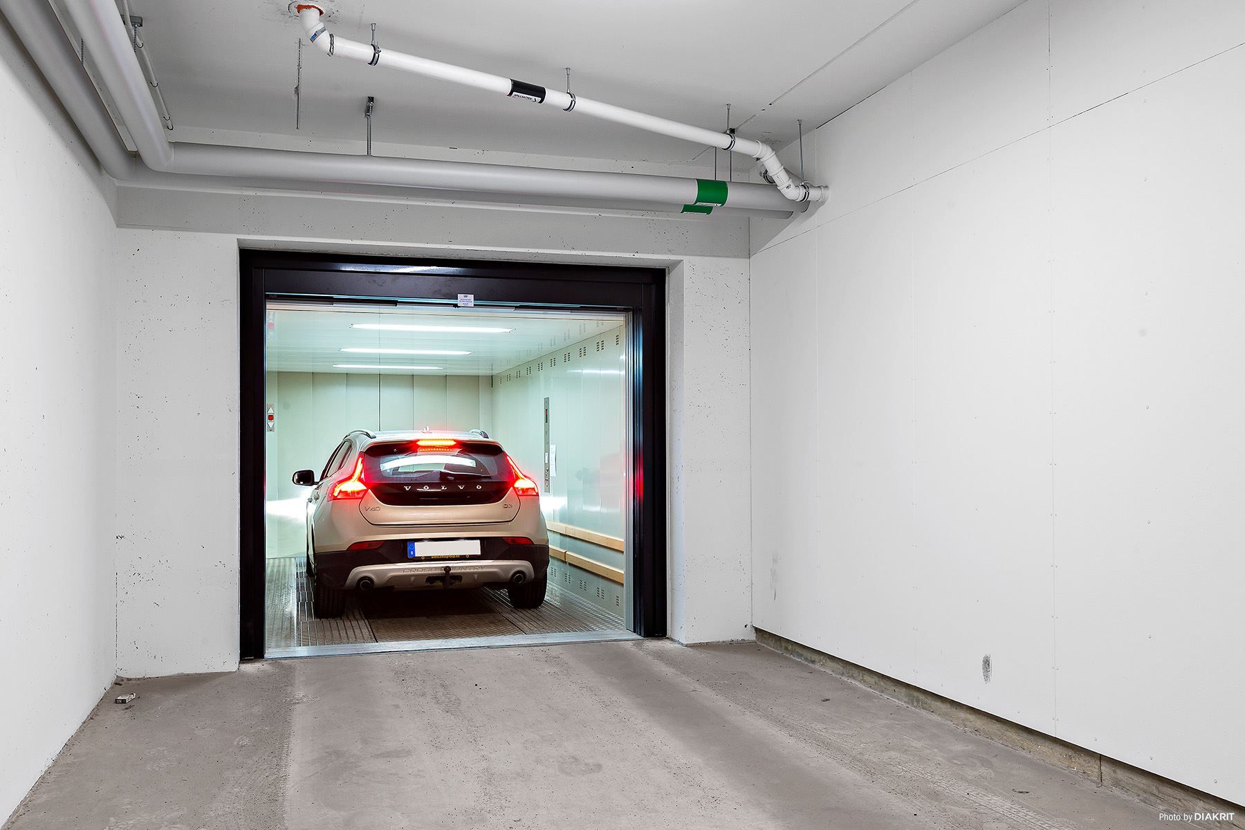Garaget nås via bilhiss