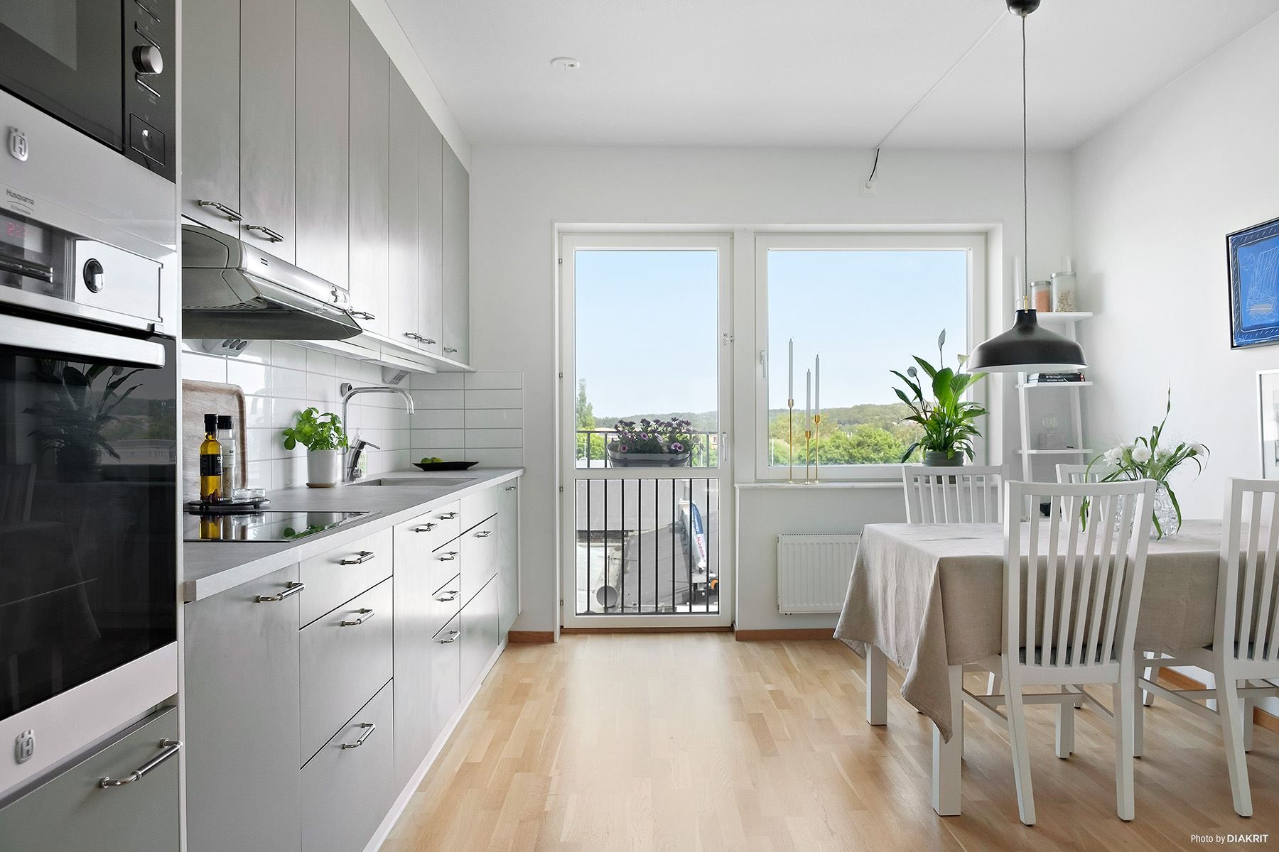 Kök med ljus och plats för matbord