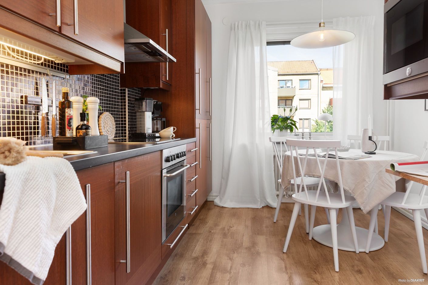 Kök med plats för matbord intill fönstret