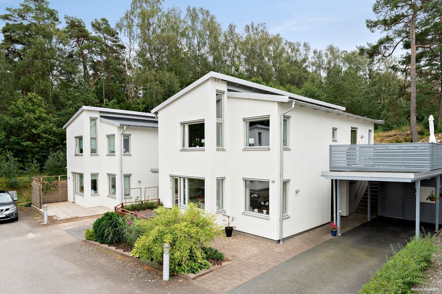 Carport med förråd bakom