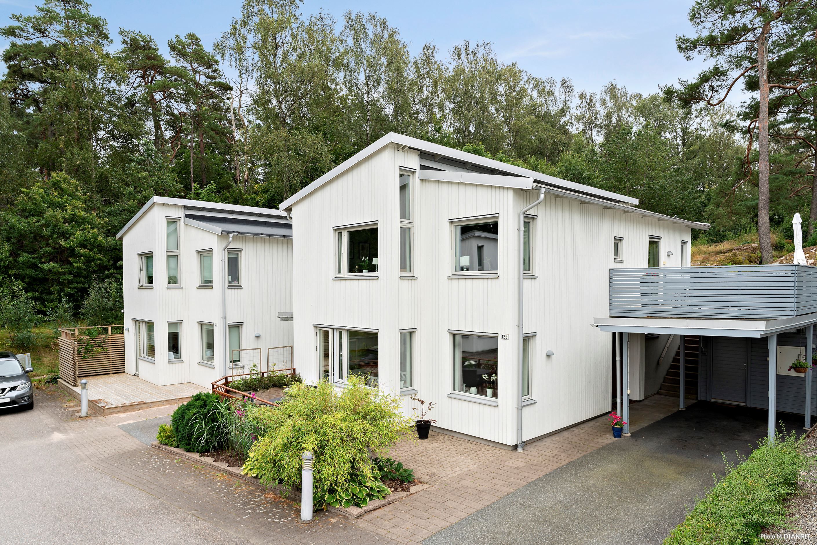 Carport med förråd bakom